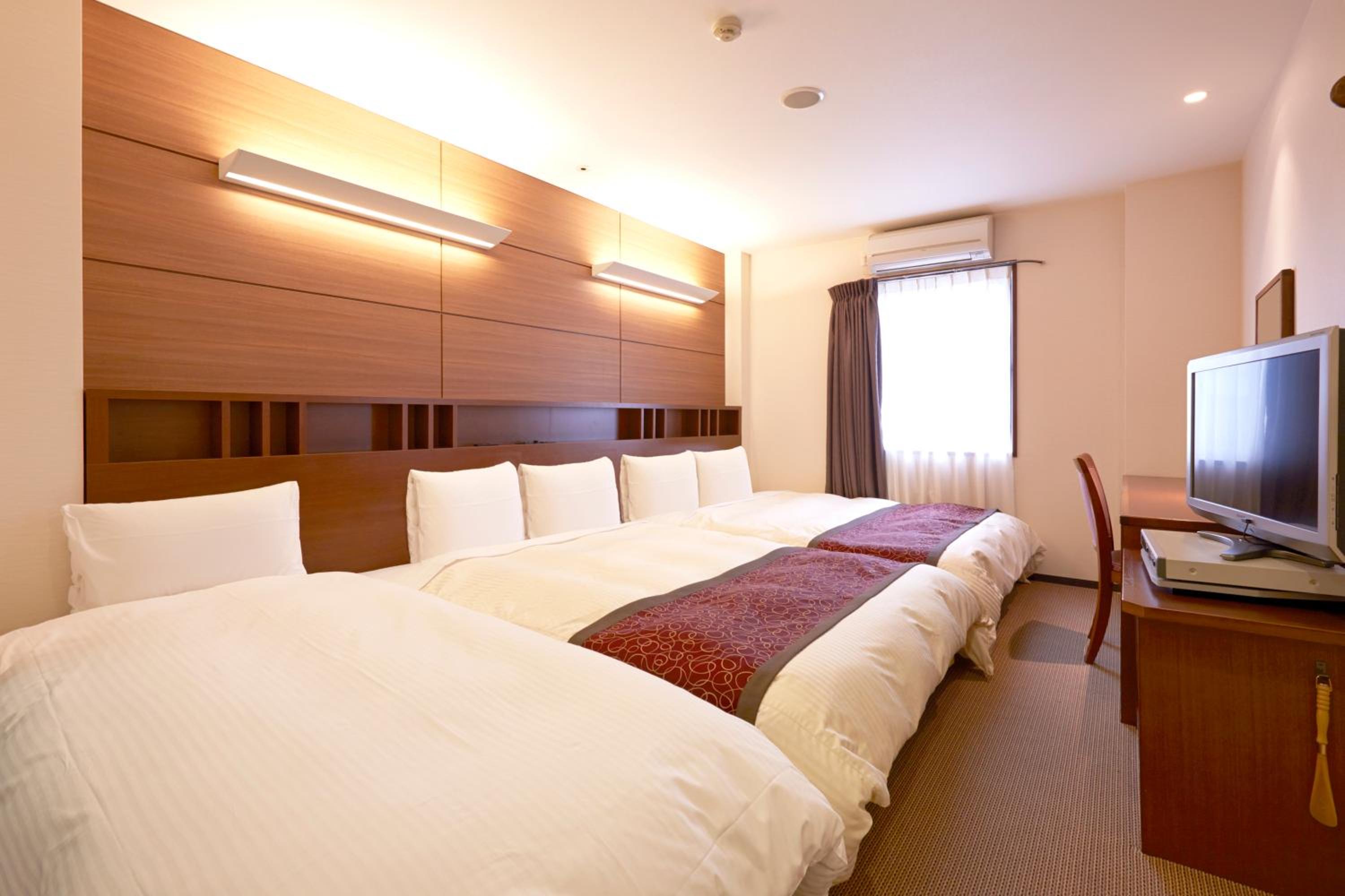 Twin Room with Extra Bed - Non-Smoking photo 2