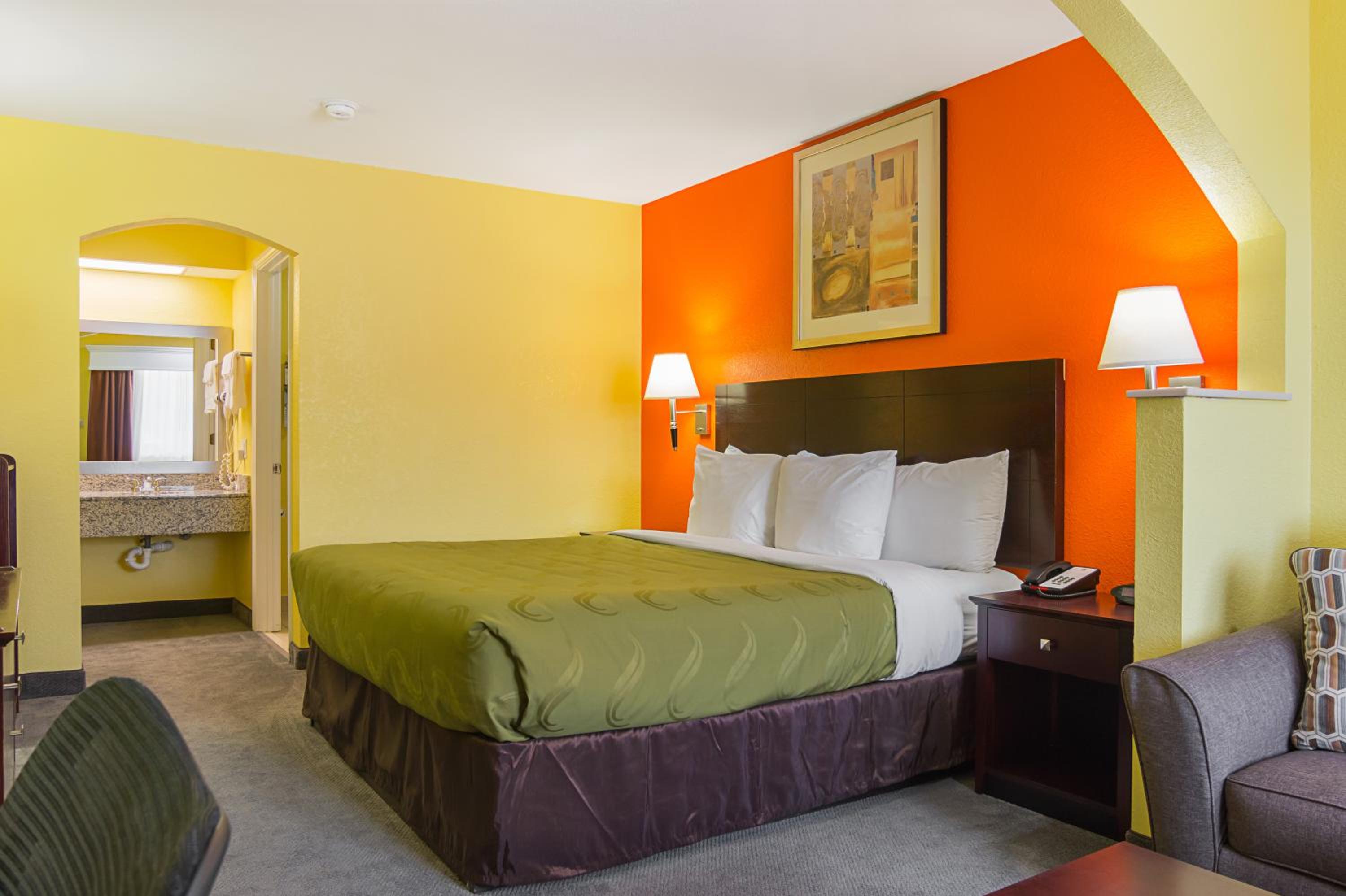 King Room - Non-Smoking - Photo 2