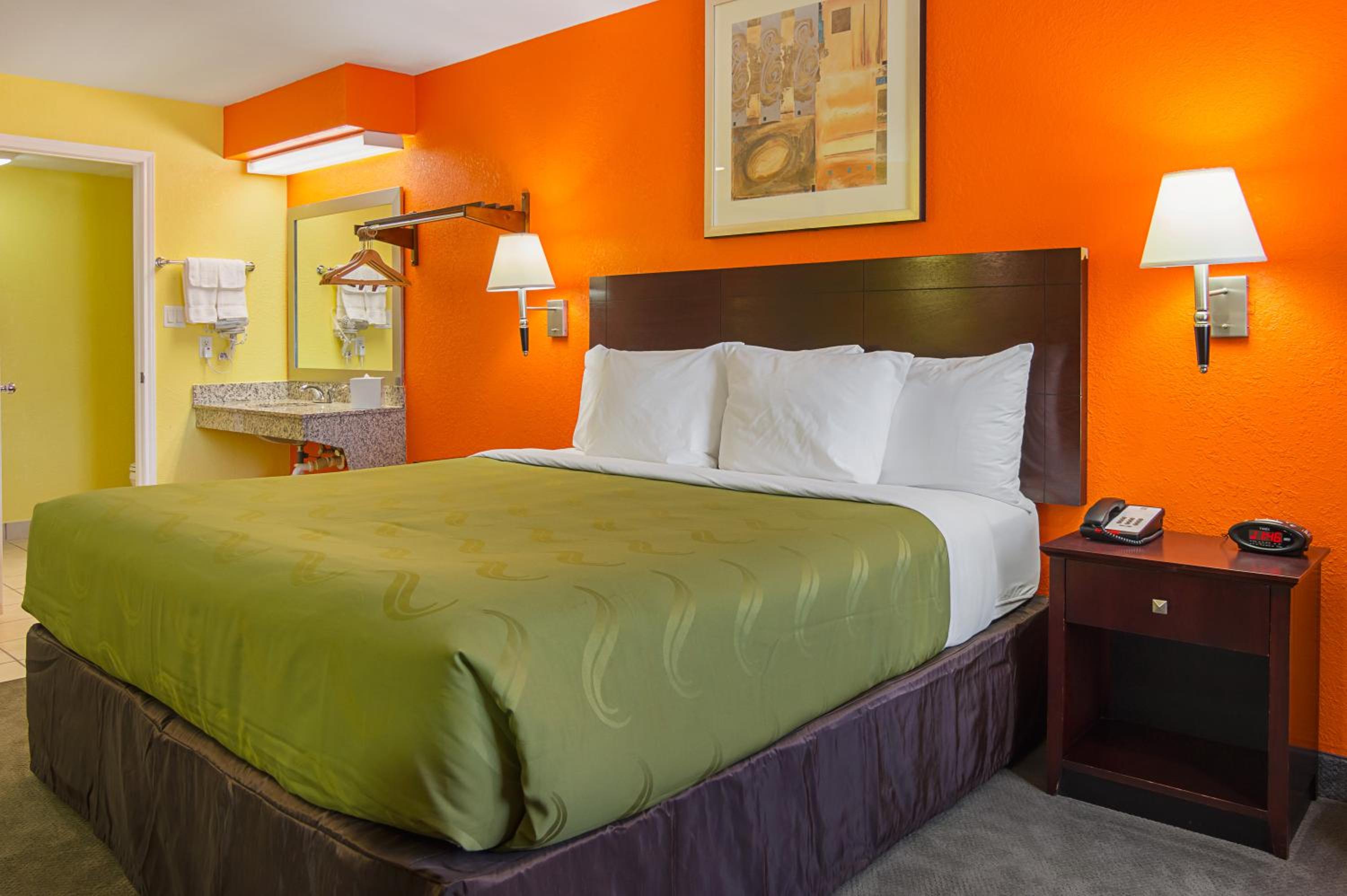 King Room - Non-Smoking - Photo 5