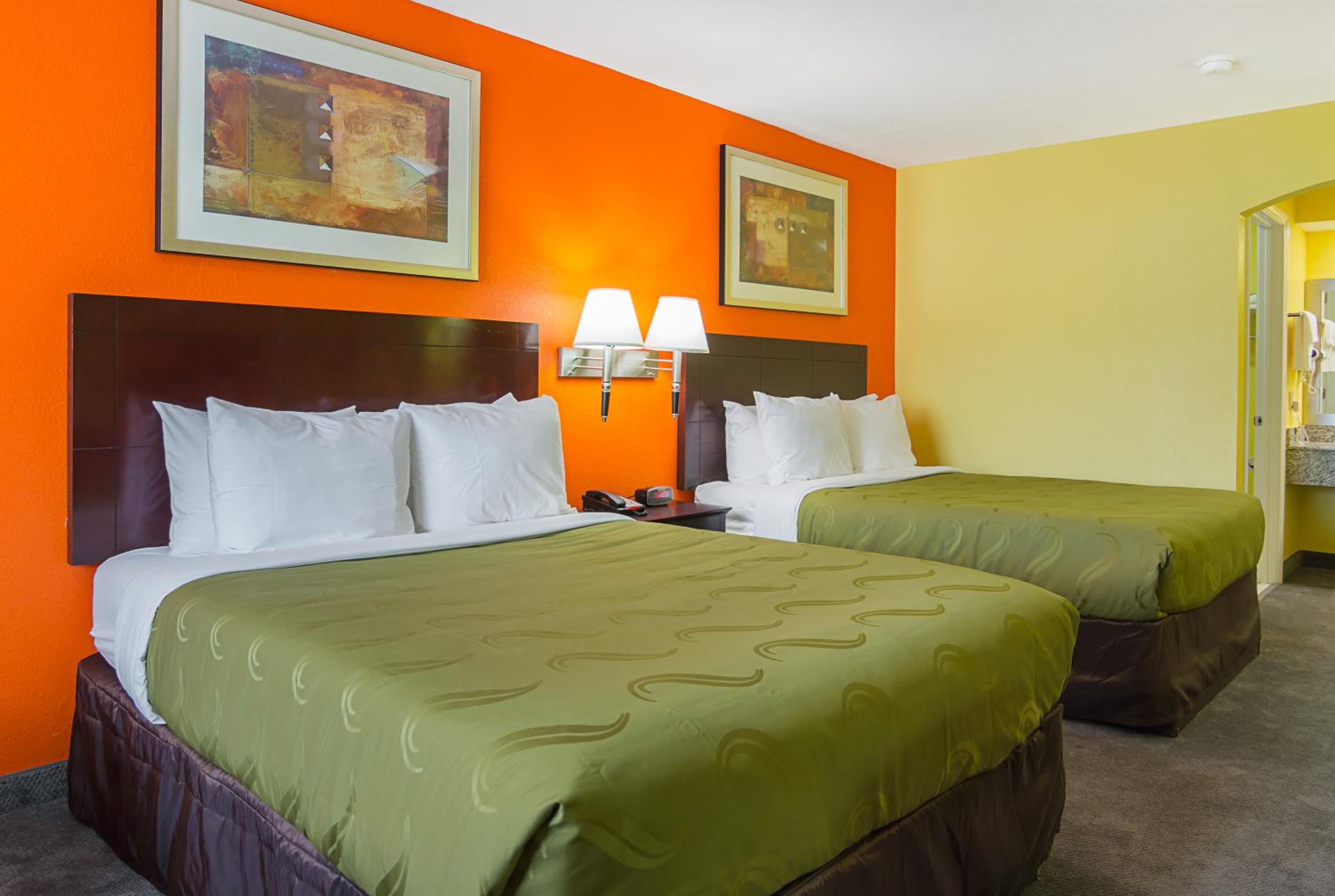 Queen Room with Two Queen Beds - Non-Smoking - Photo 3