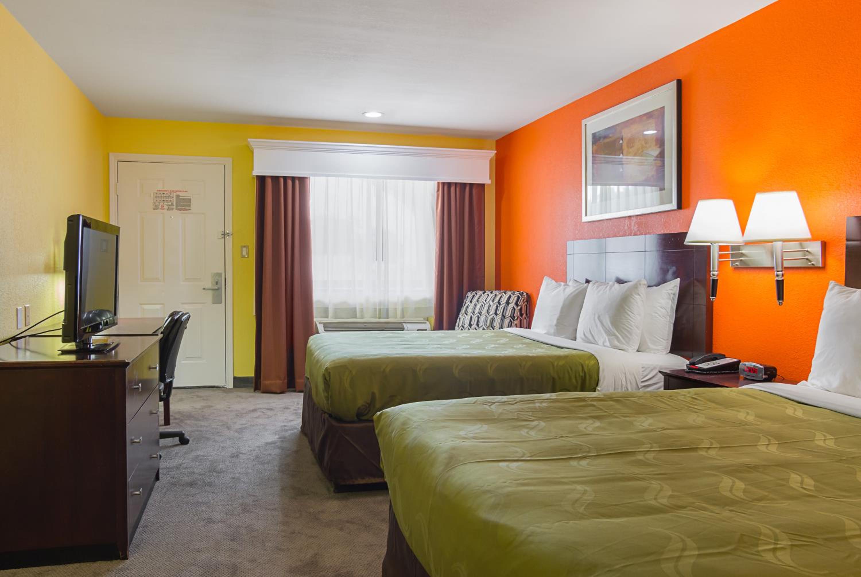 Queen Room with Two Queen Beds - Non-Smoking - Photo 4