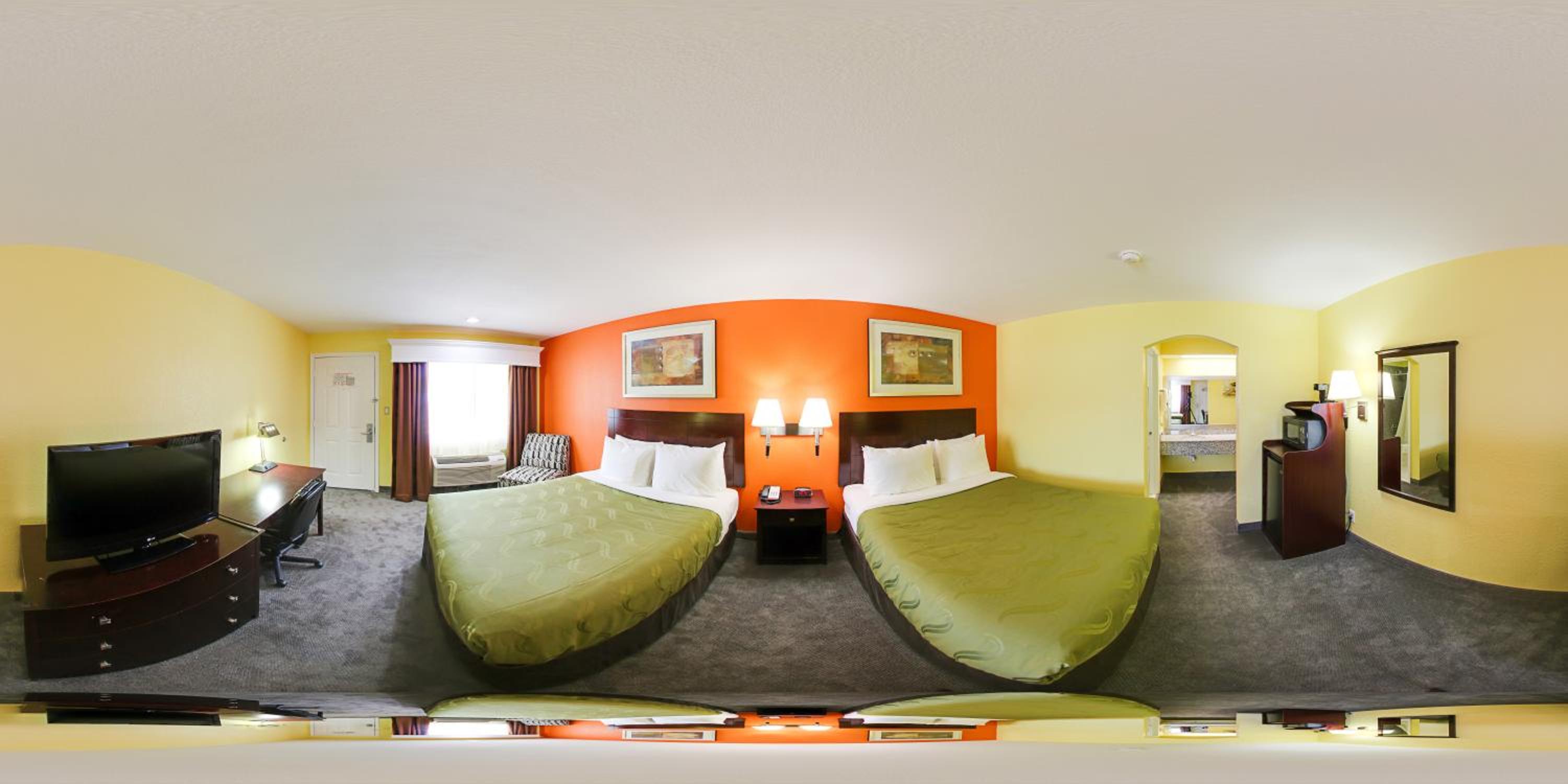 Queen Room with Two Queen Beds - Non-Smoking - Photo 2