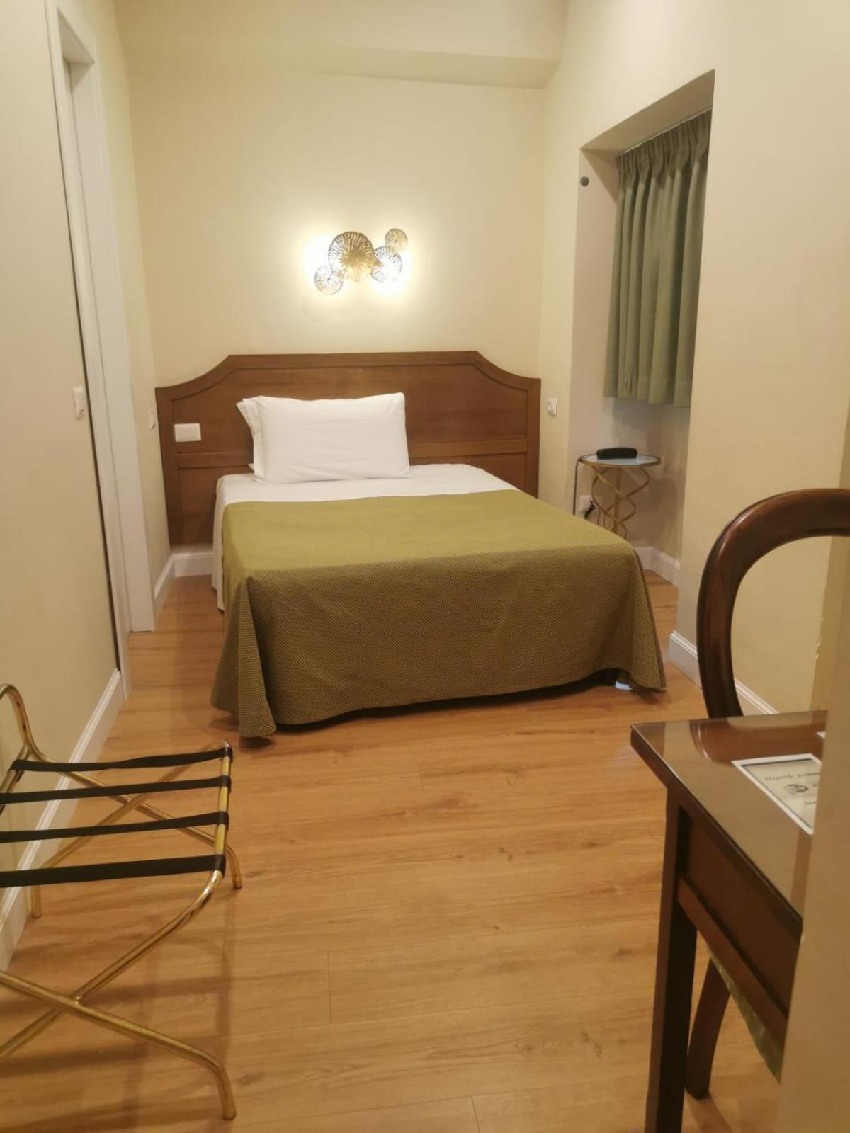 Small Double Room thumbnail 6