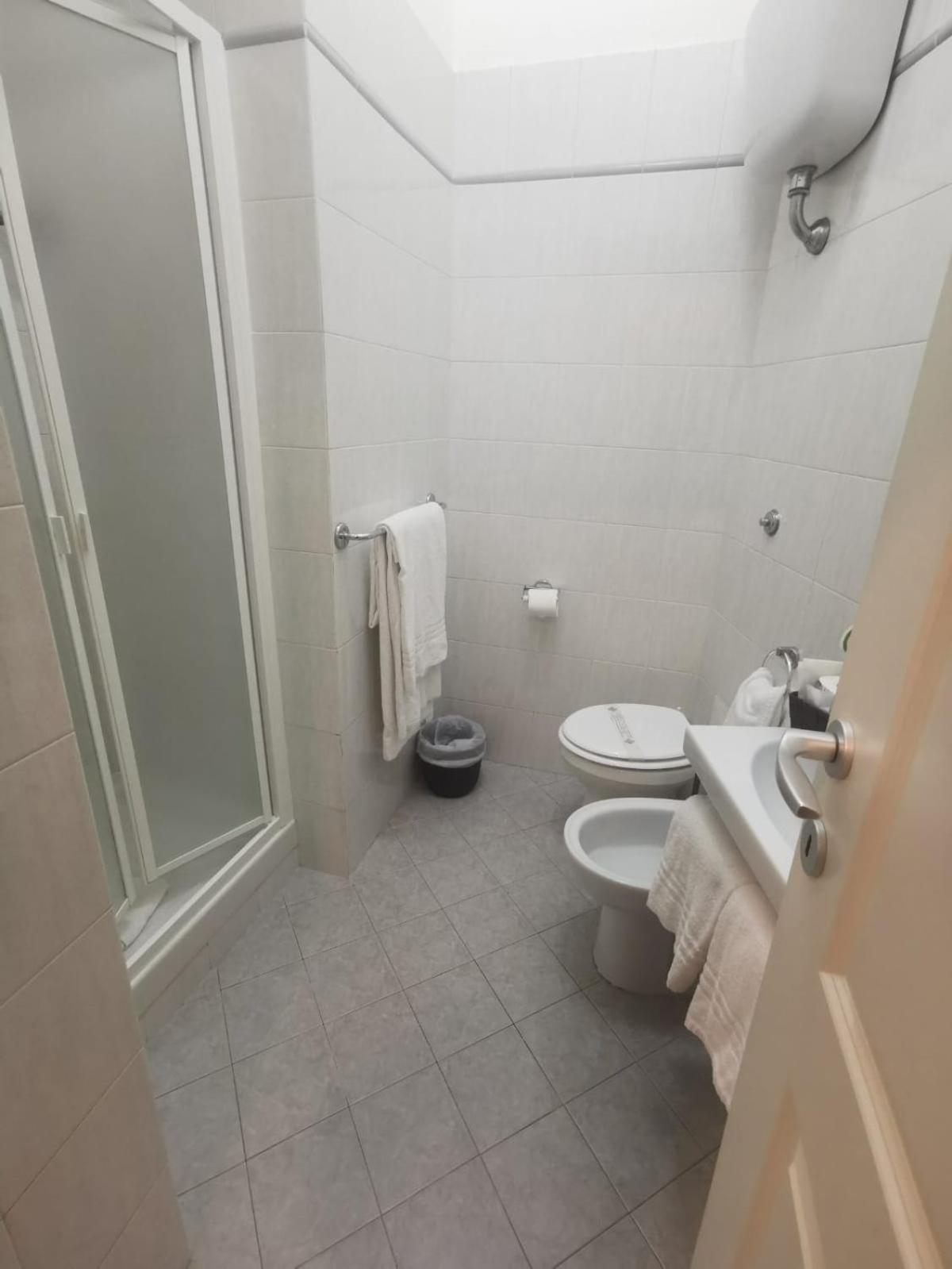 Small Double Room thumbnail 5