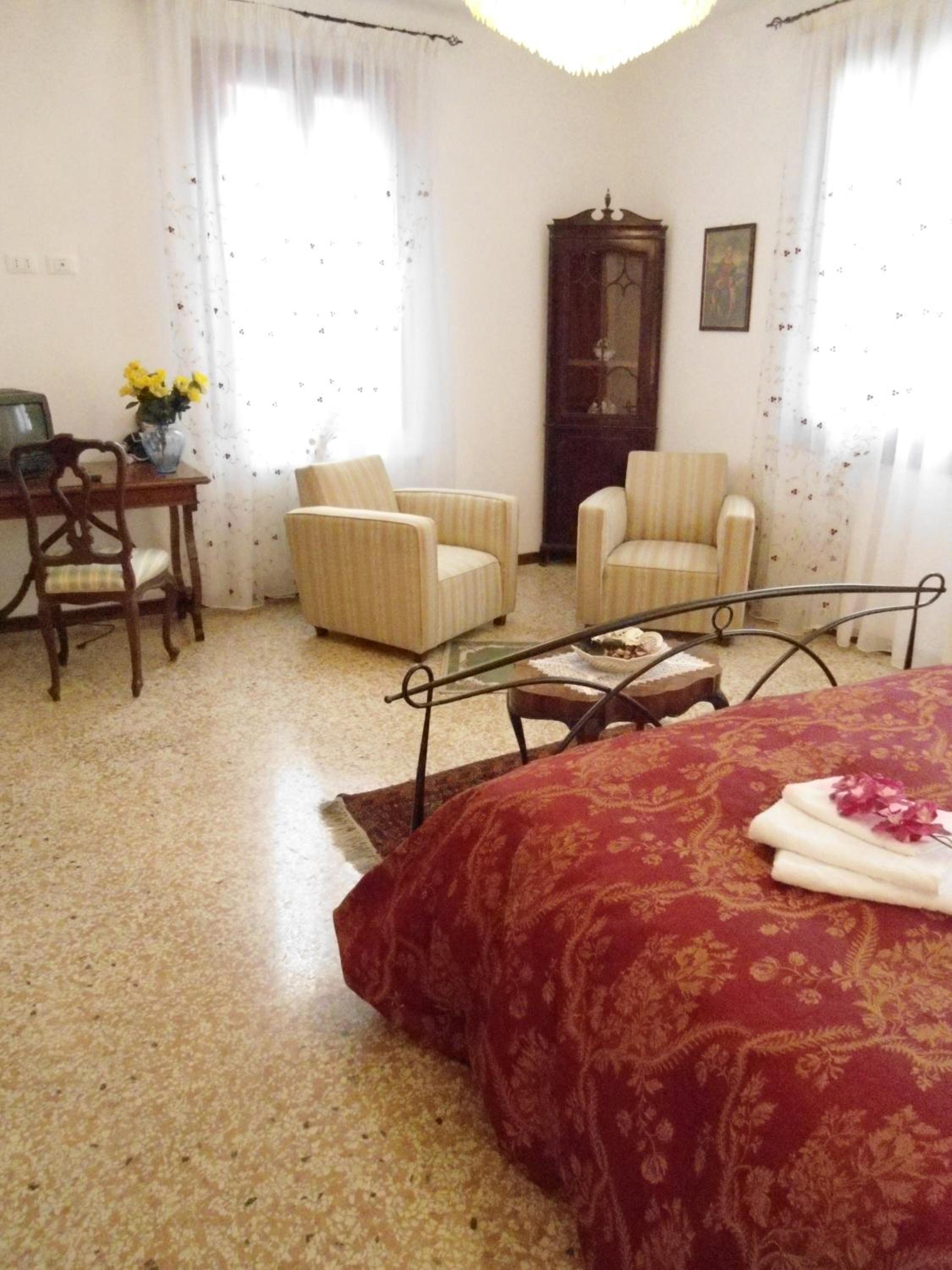 Family Room with Shared Bathroom (3 Adults + 1 Child) photo 1