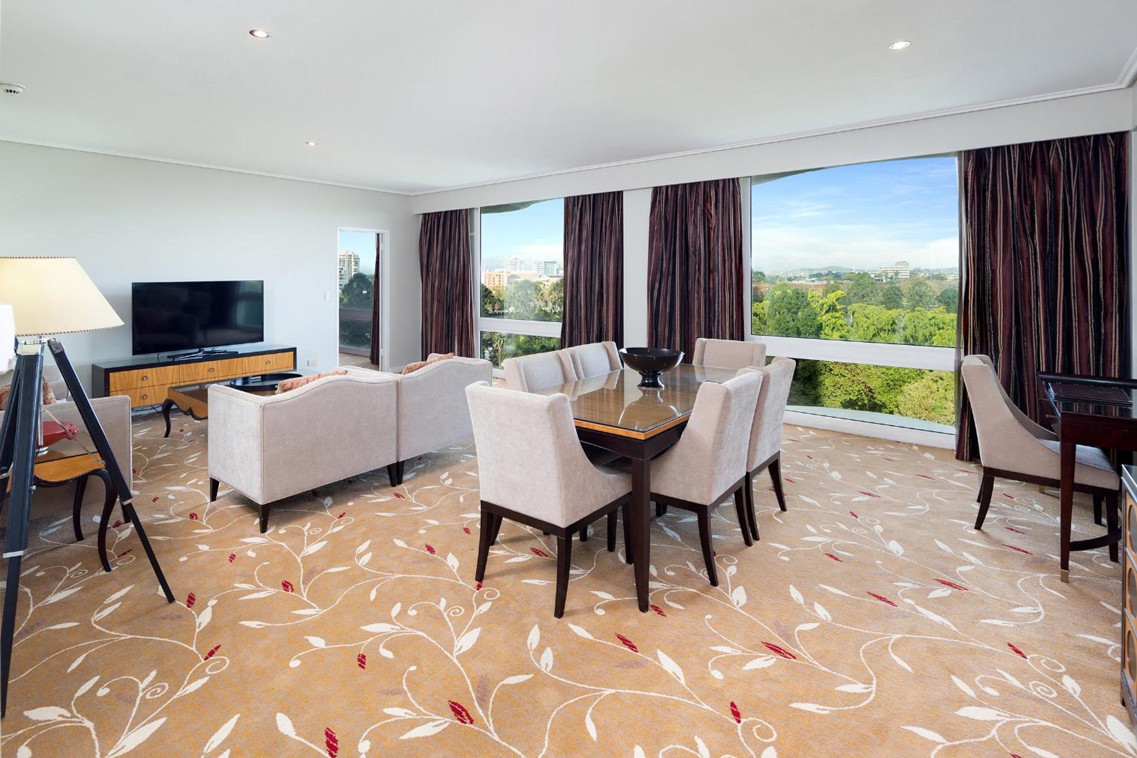 Executive Spa Suite - Bottle of French Champagne and complimentary self parking - Photo 5