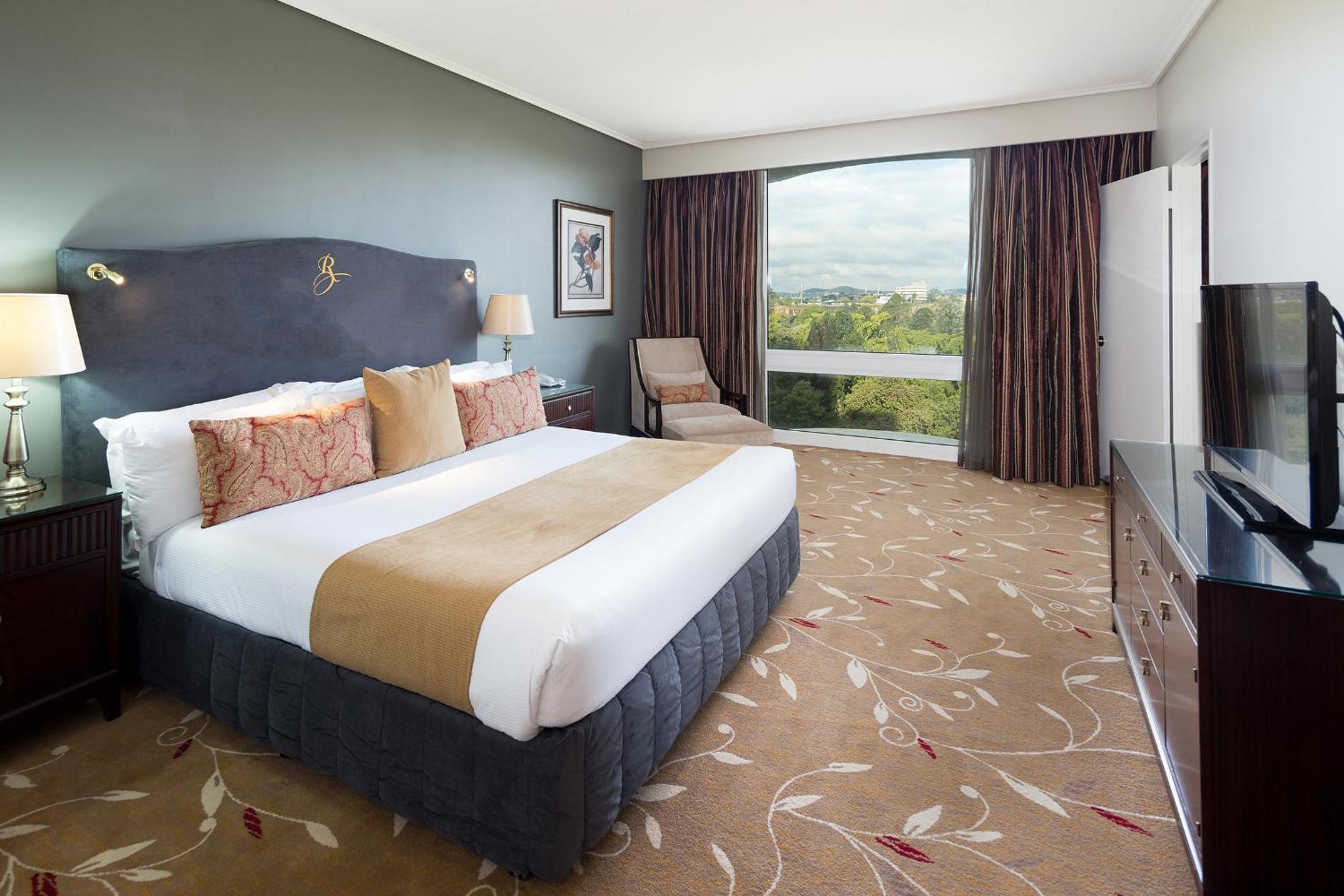Executive Spa Suite - Bottle of French Champagne and complimentary self parking - Photo 2