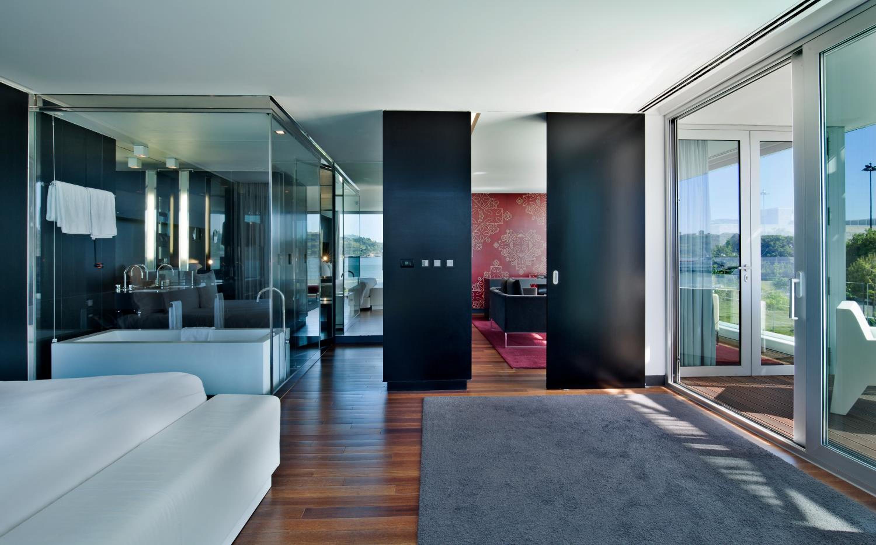 King Suite with Balcony photo 1