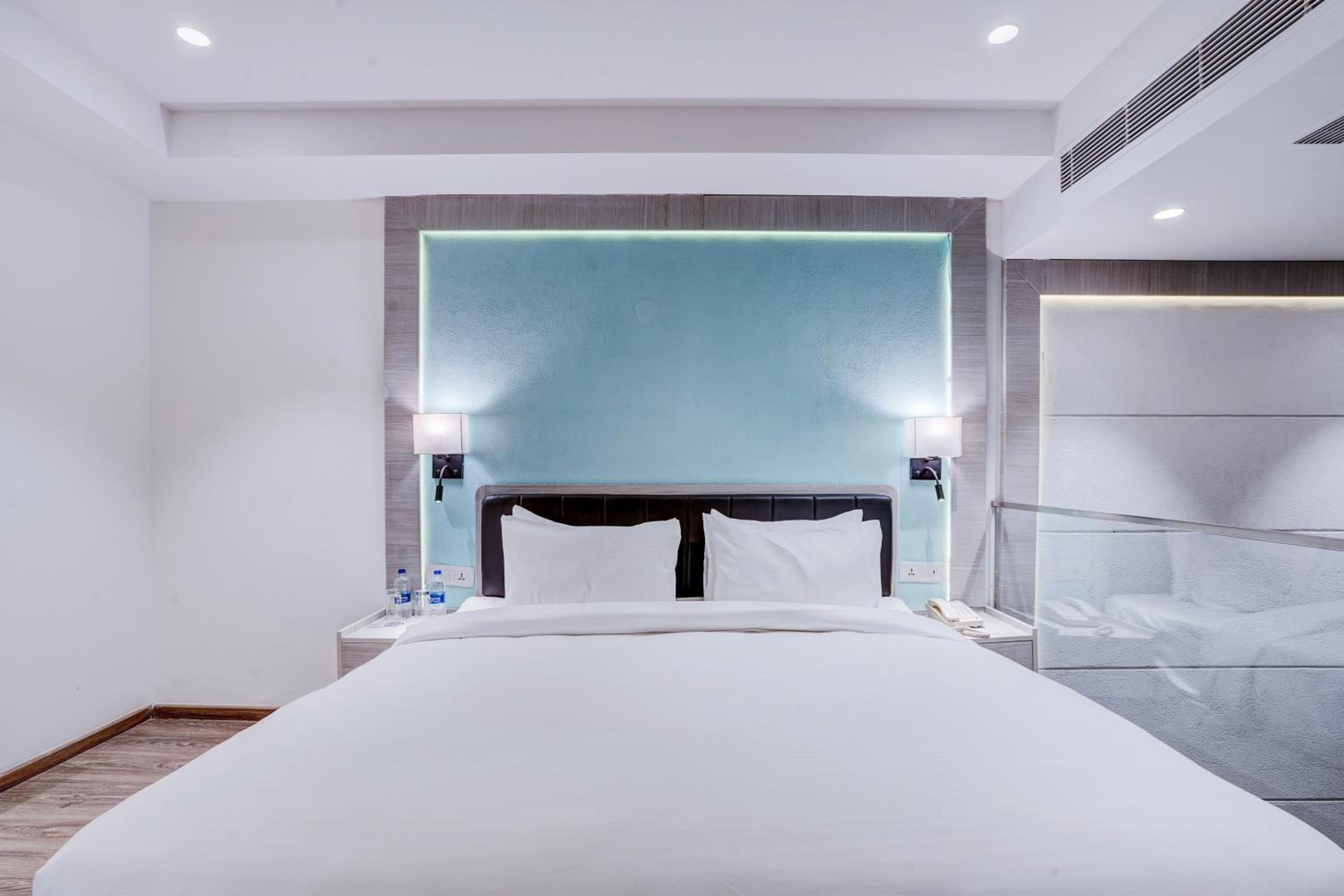 Duplex Executive Suite King Bed with Balcony photo 2