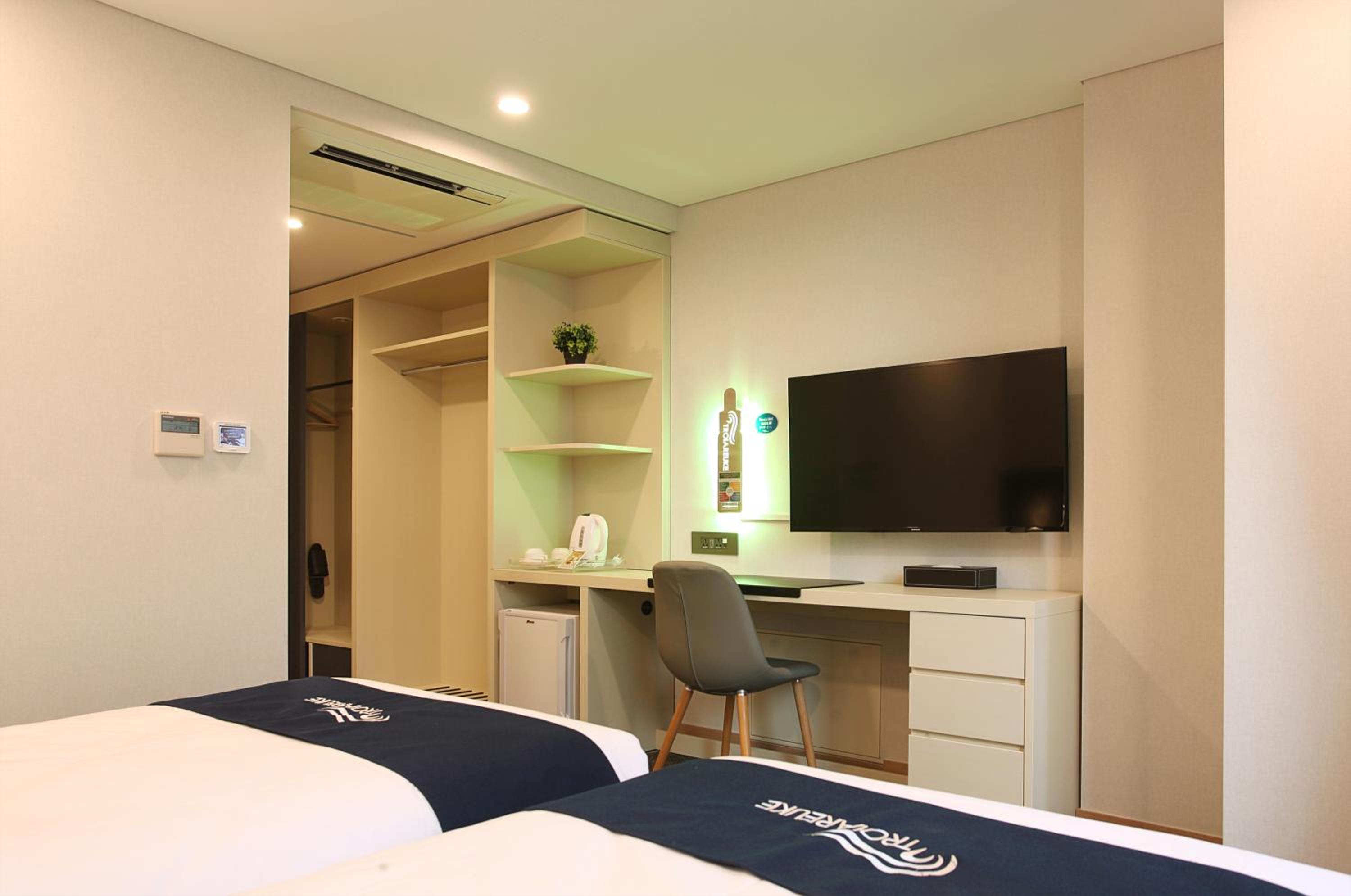 [Event PKG] Balcony Twin Room City View with 1 hour Early check in (from 14:00) & 1 set of Soothing Pad