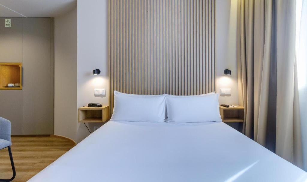 Superior Double or Twin Room thumbnail 5