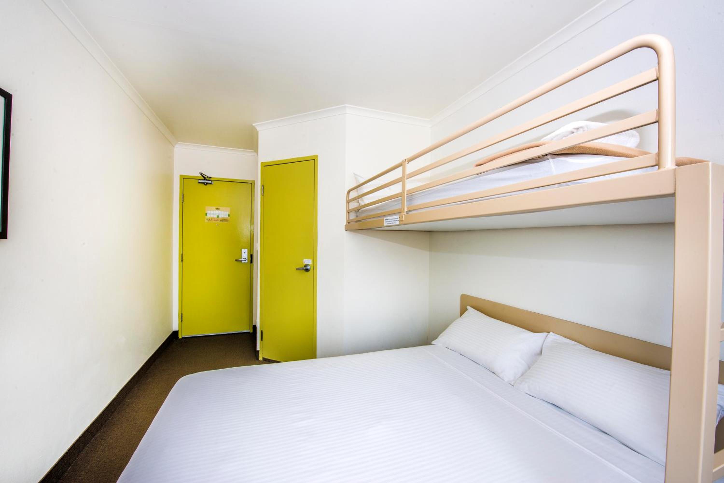 Queen Room with a Bunk Bed photo 2