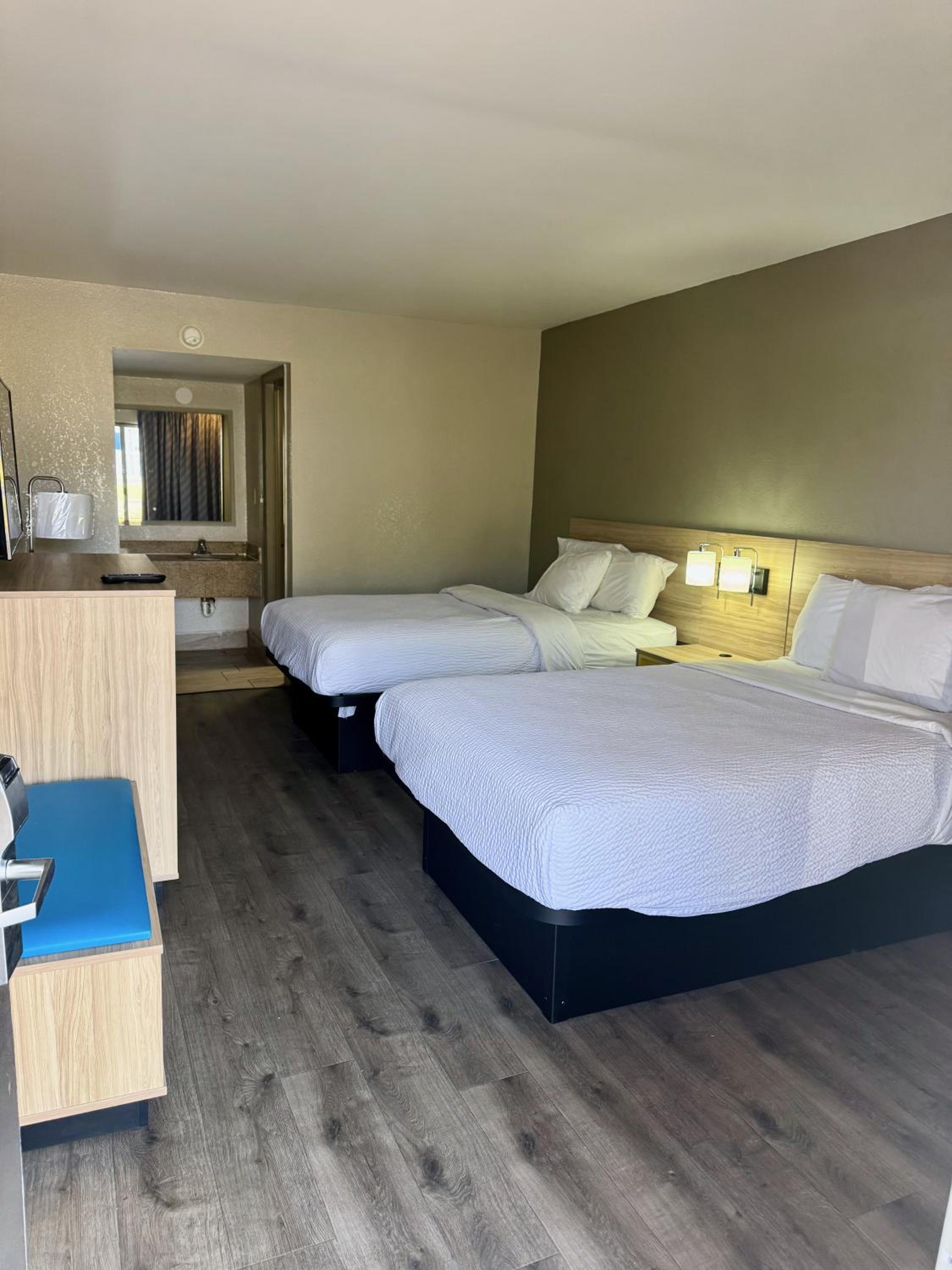 Double Room with Two Double Beds - Smoking - Photo 10