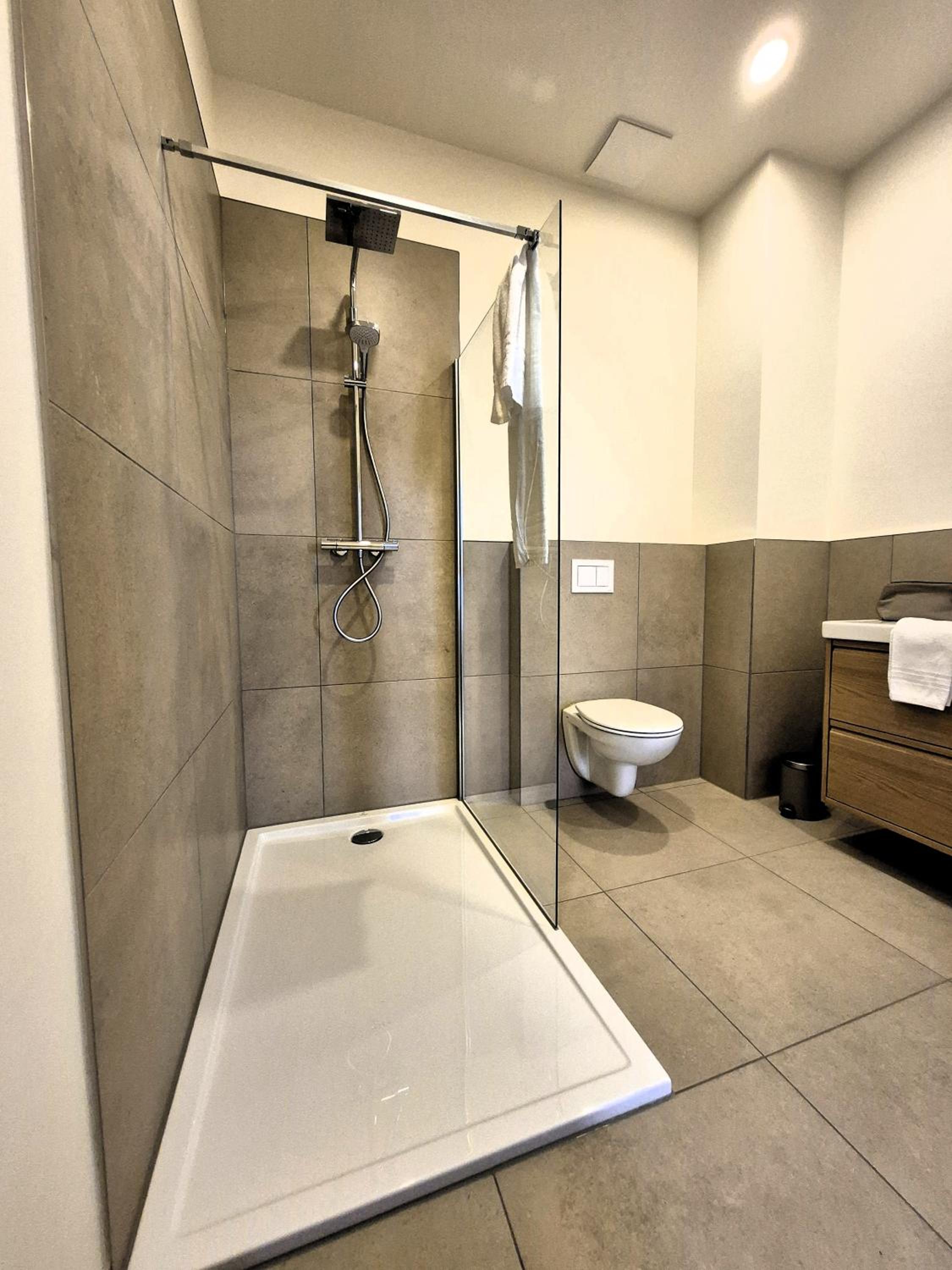 One-Bedroom Deluxe Apartment thumbnail 6