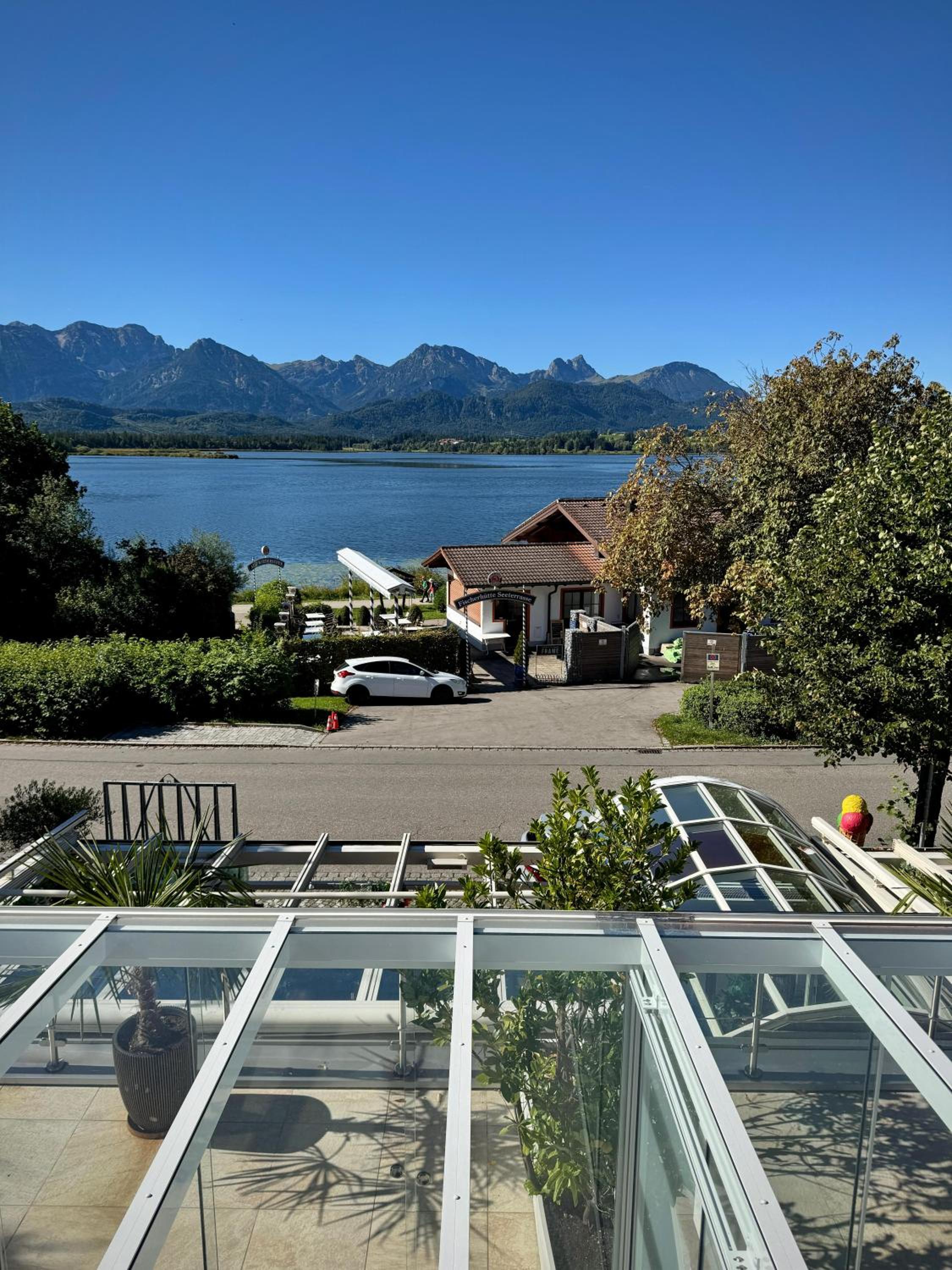 One-Bedroom Apartment with Lake View photo 2