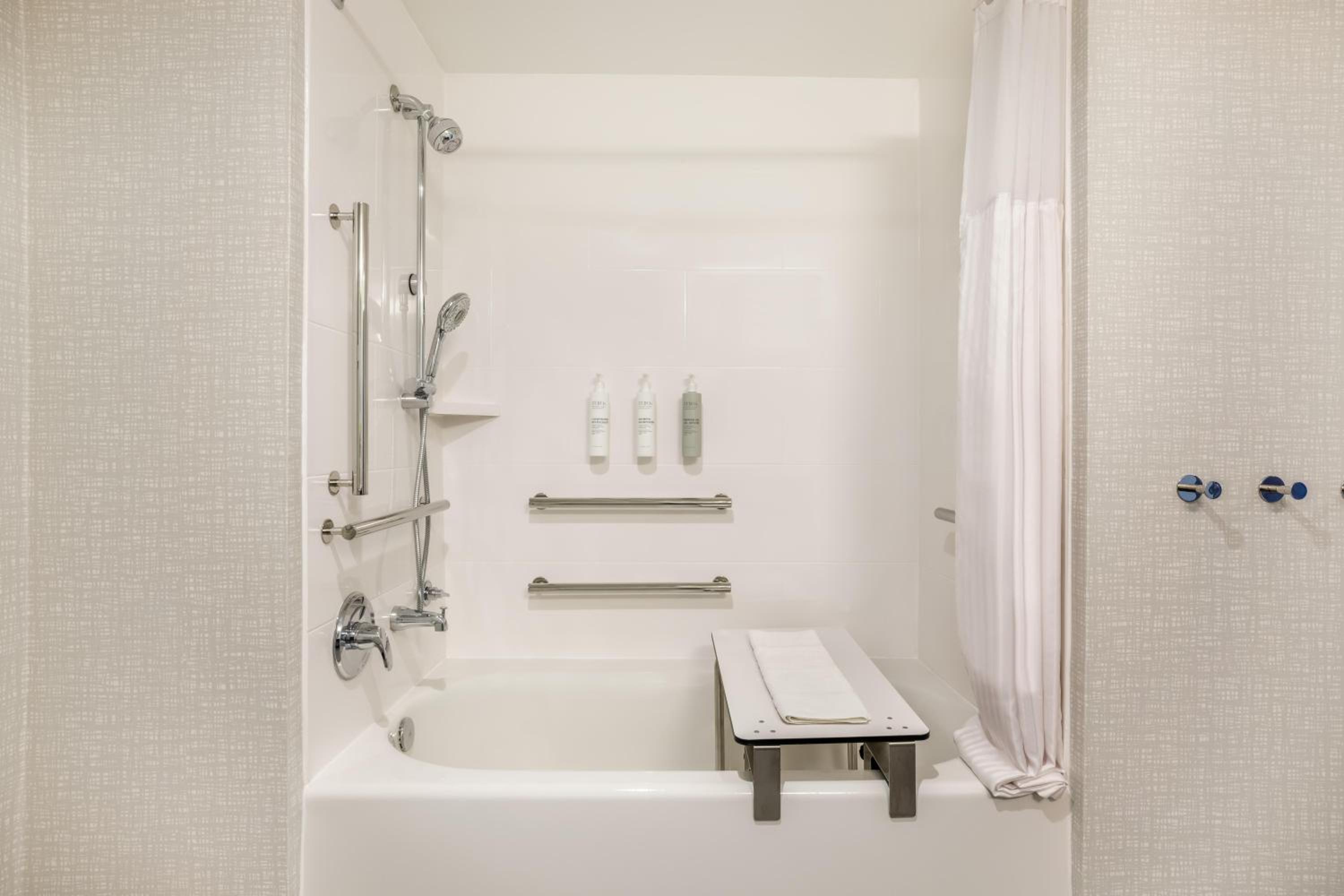 Queen Room with Two Queen Beds and Bath Tub - Mobility Access - Photo 2