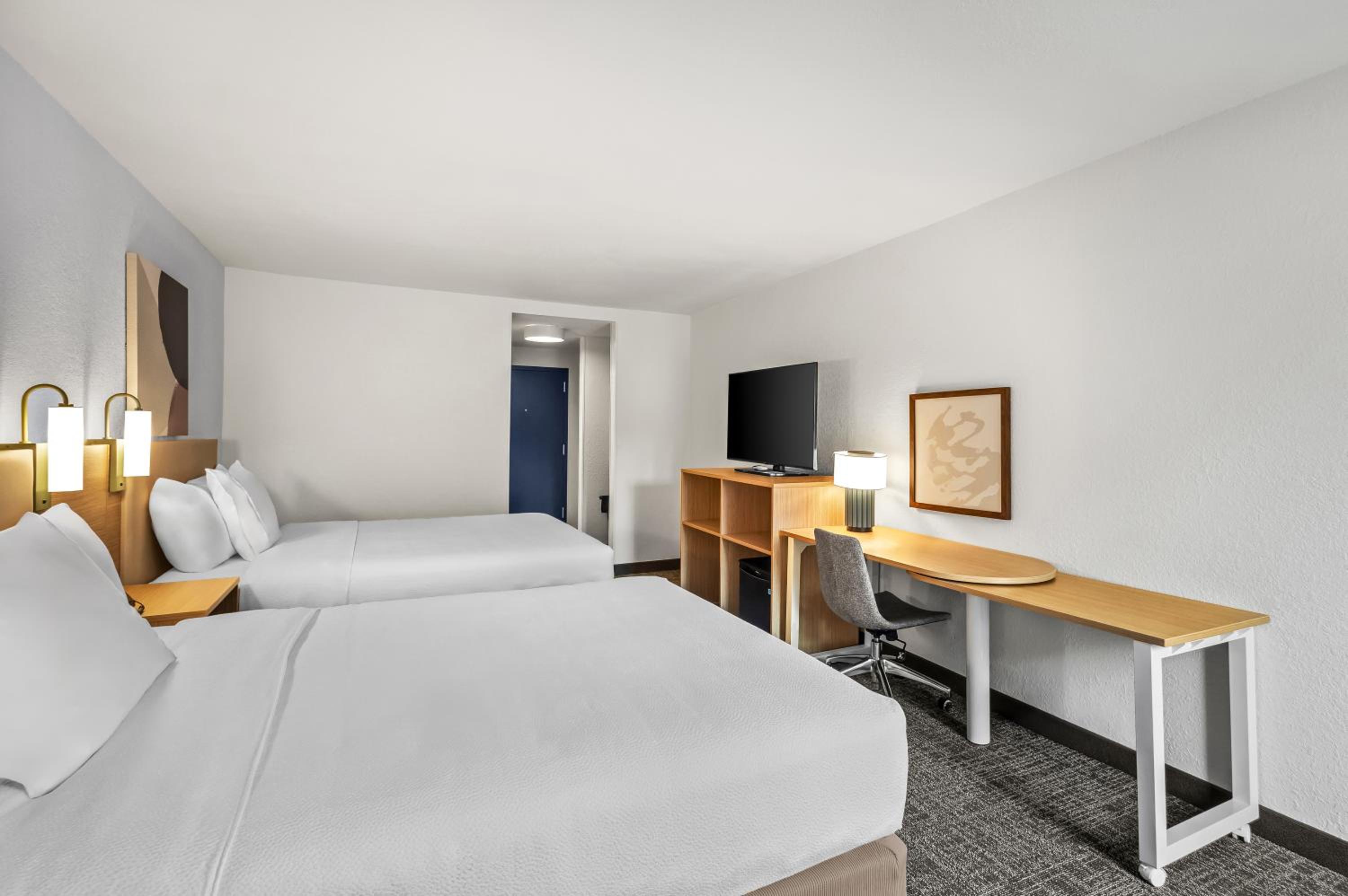 Queen Room with Two Queen Beds - Photo 11
