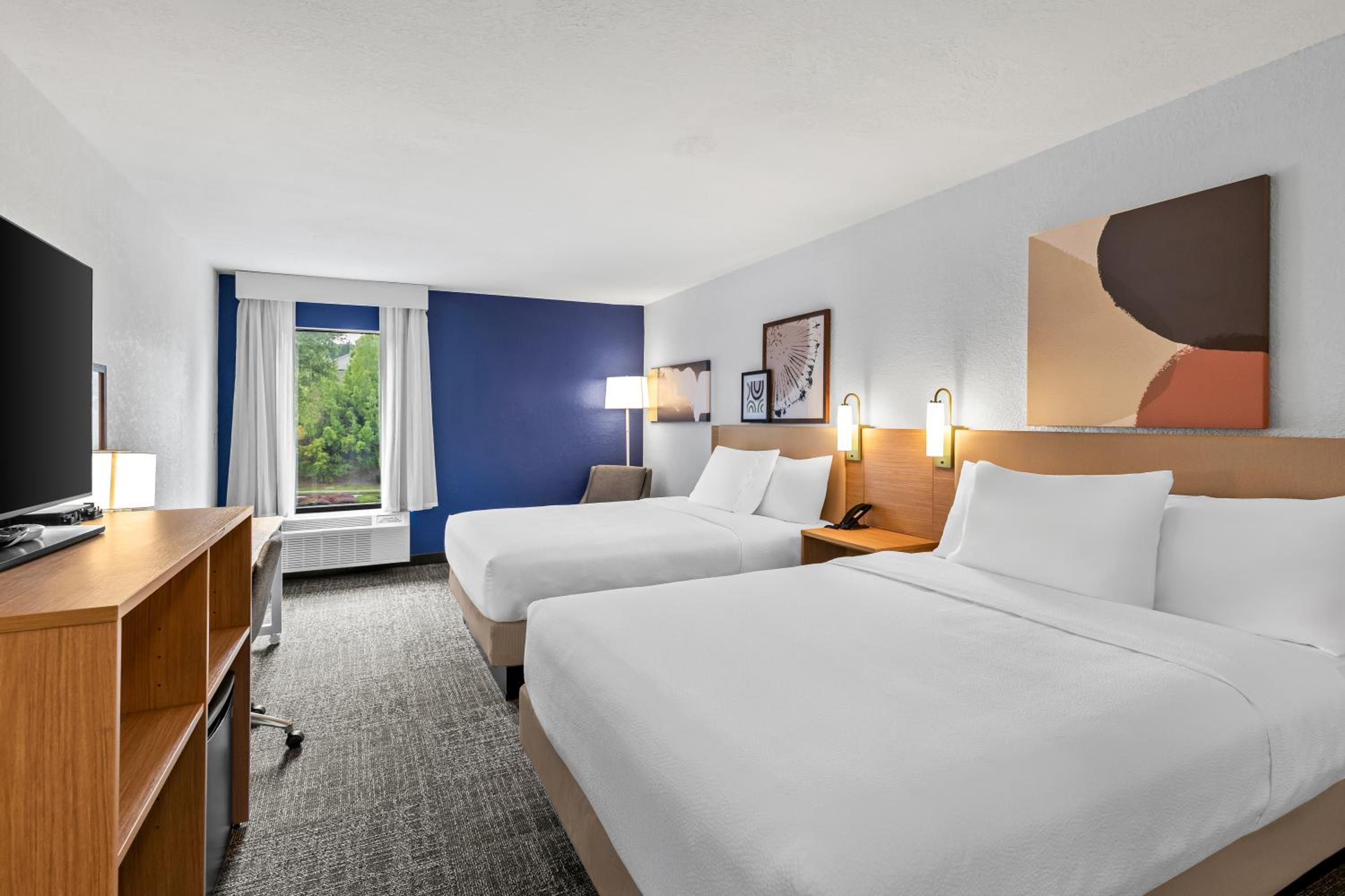 Queen Room with Two Queen Beds - Photo 12