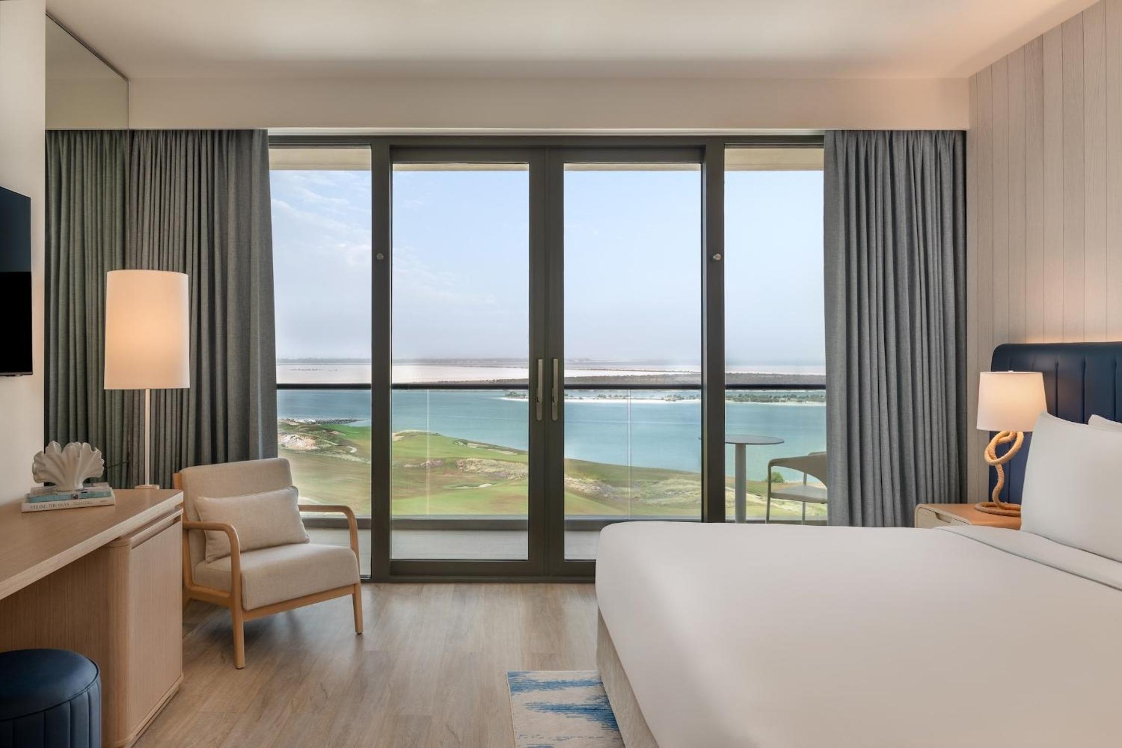 Deluxe King Room with Sea View and Balcony - Theme Park Access