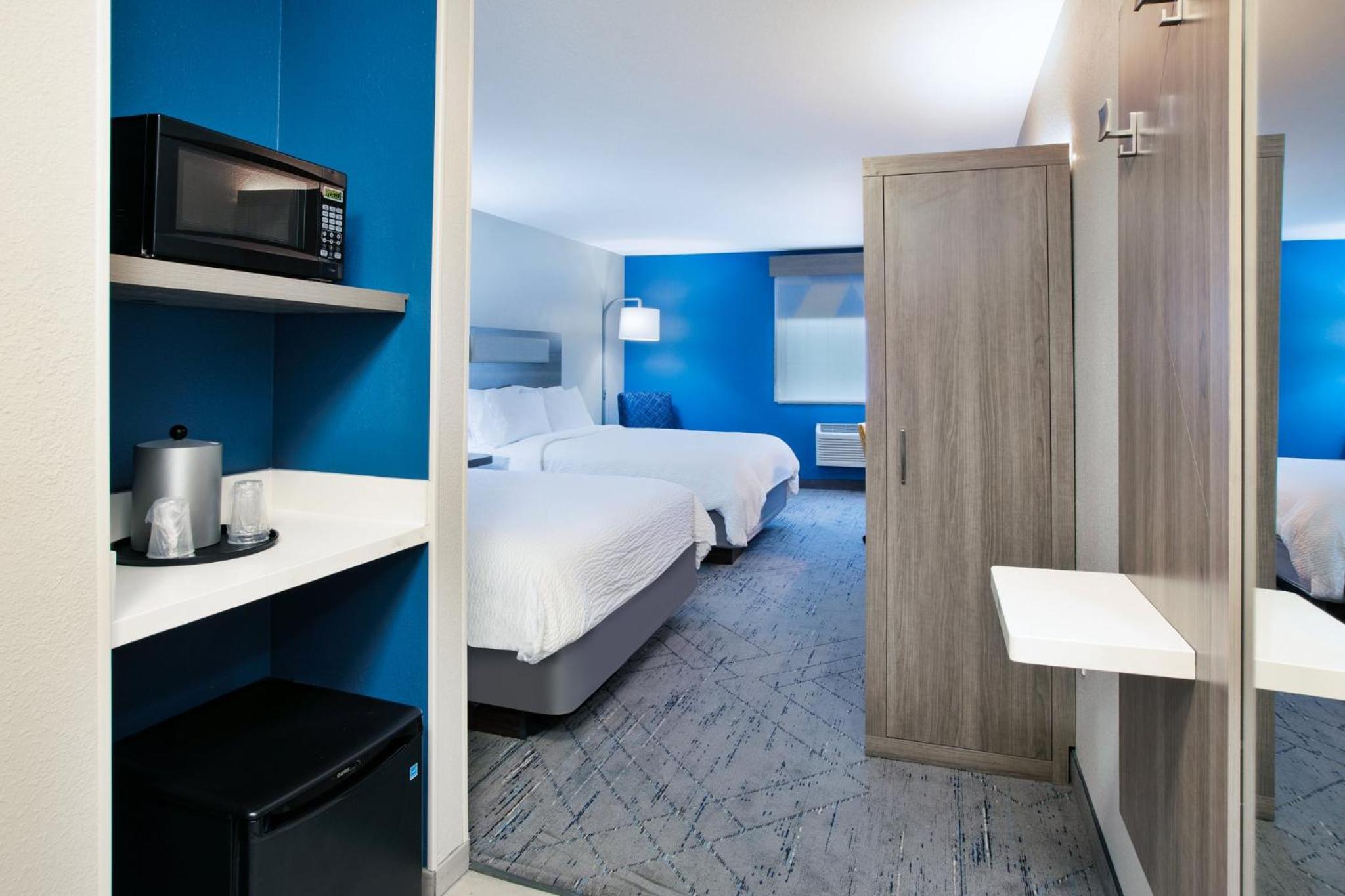 Standard Queen Room with Two Queen Beds - Photo 1