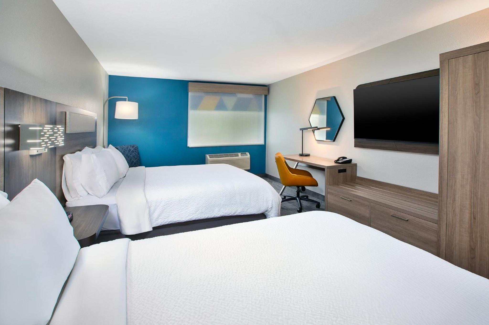 Standard Queen Room with Two Queen Beds - Photo 3