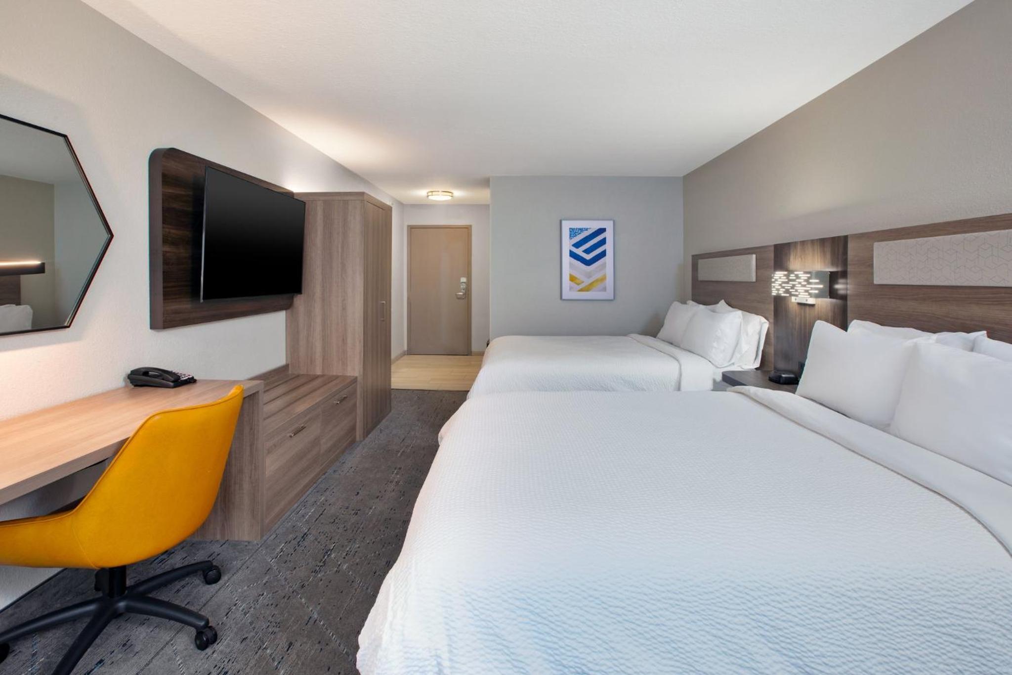 Standard Queen Room with Two Queen Beds - Photo 2