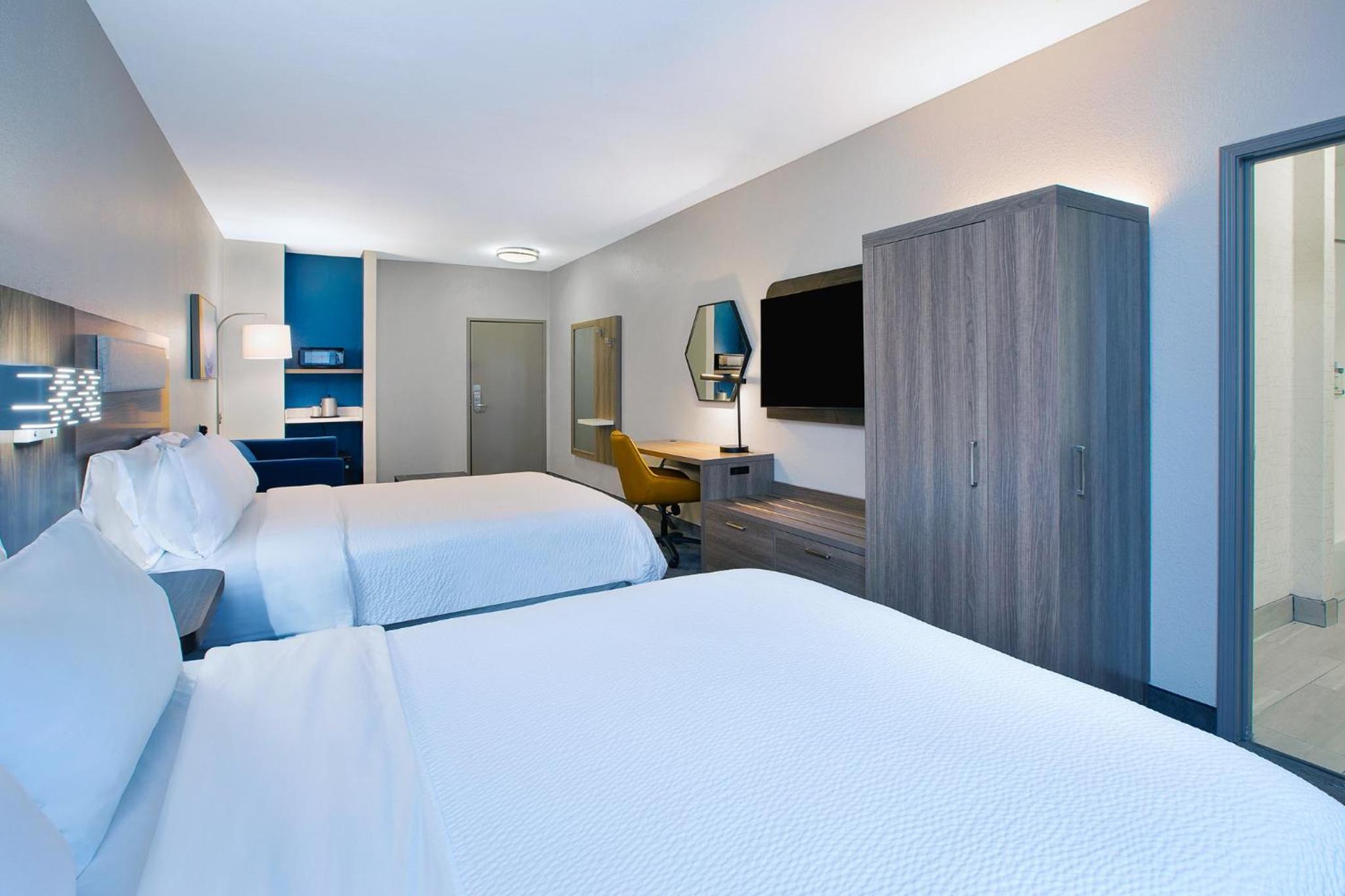 Queen Room with Two Queen Beds and Sofa Bed - Photo 2