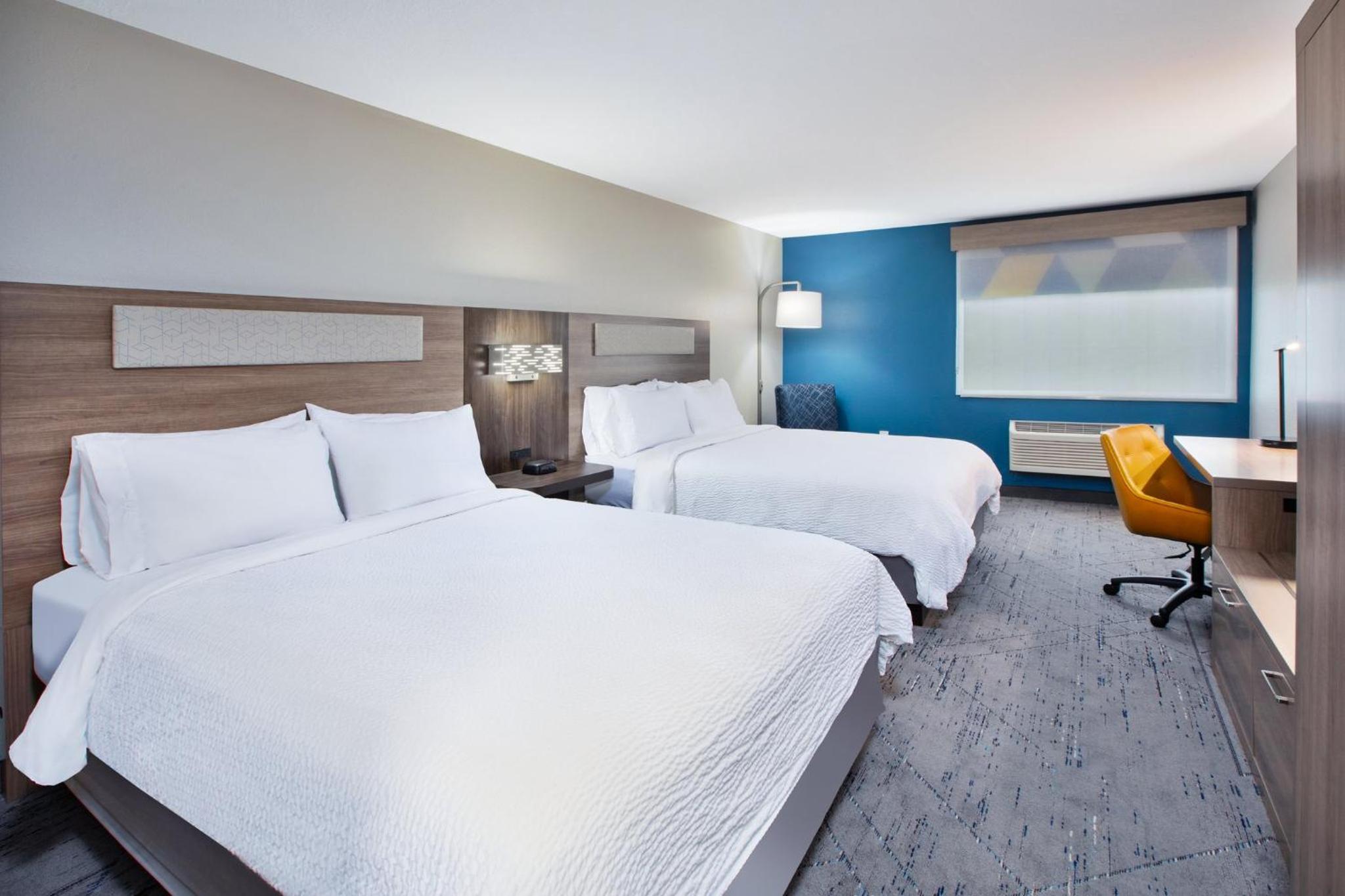 Standard Queen Room with Two Queen Beds - Photo 4