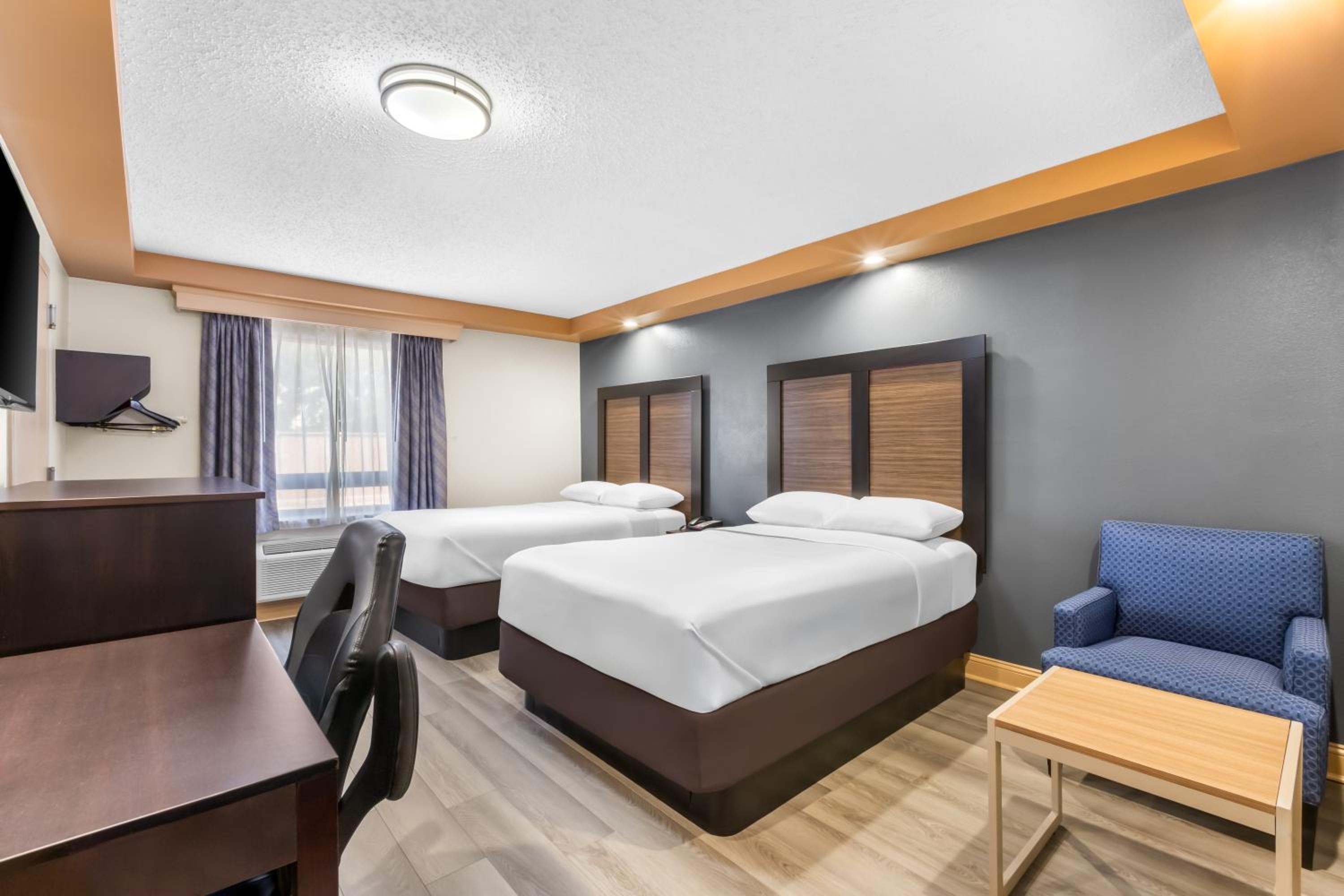 Double Room with Two Double Beds - Accessible/Non-Smoking photo 3