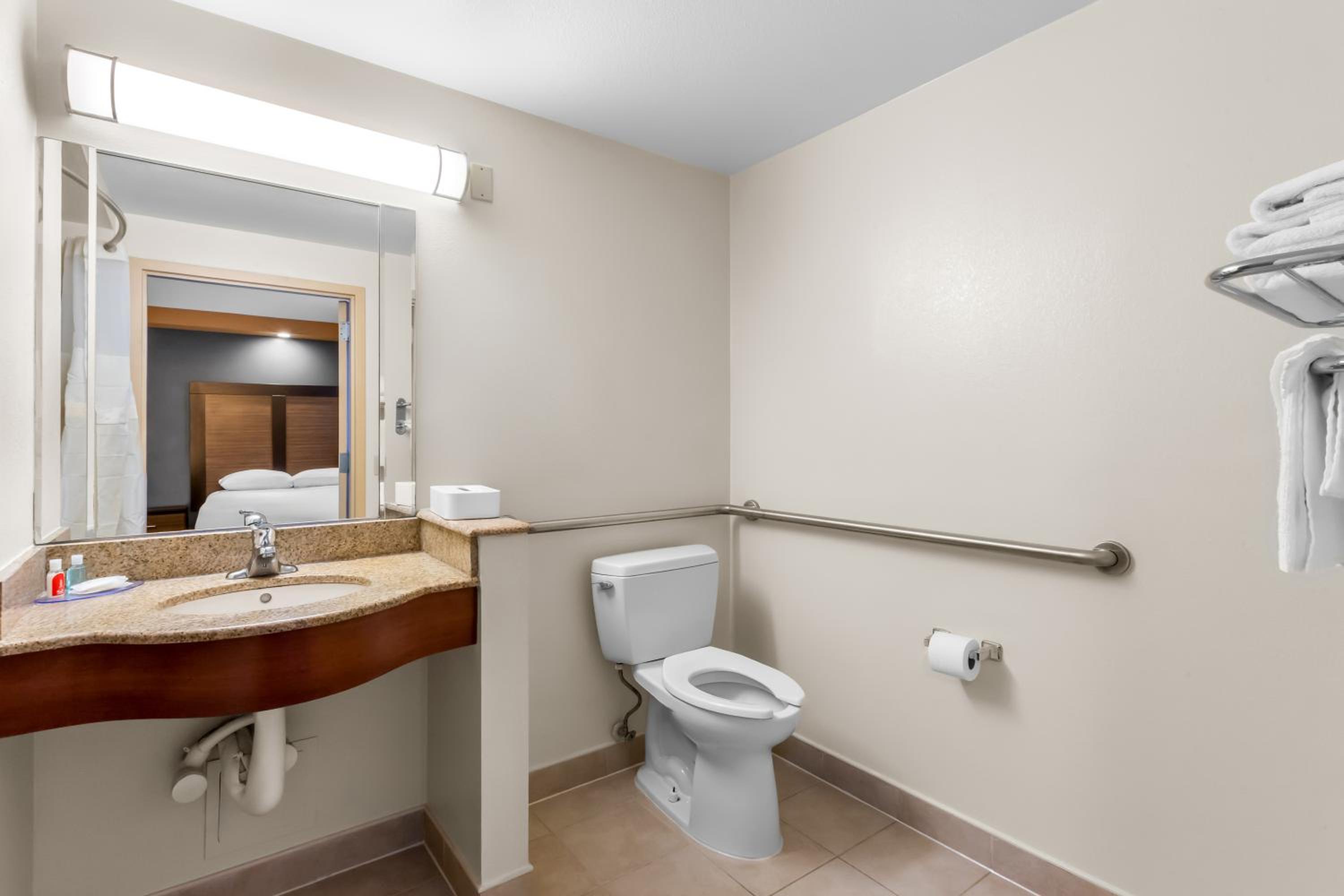 Double Room with Two Double Beds - Accessible/Non-Smoking photo 2