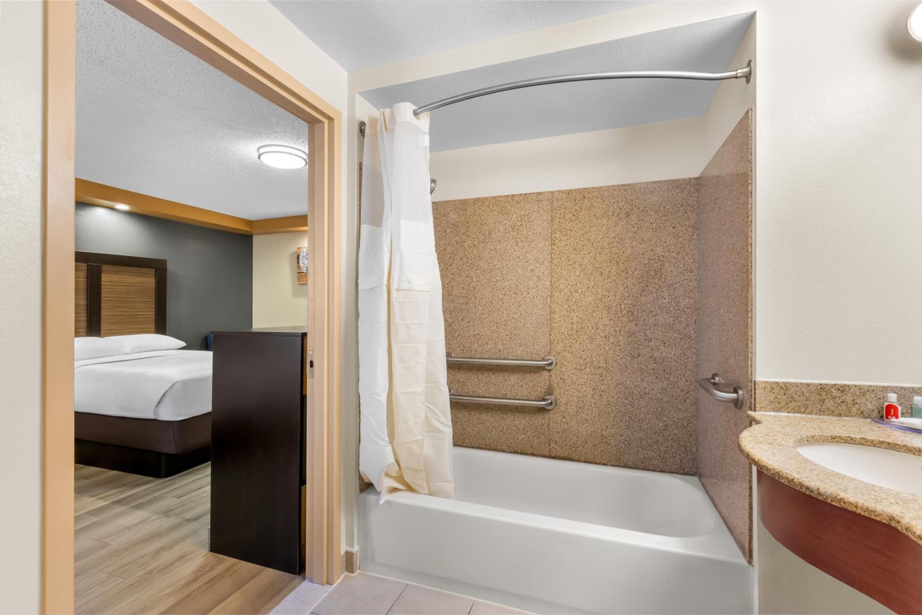 Double Room with Two Double Beds - Accessible/Non-Smoking photo 1