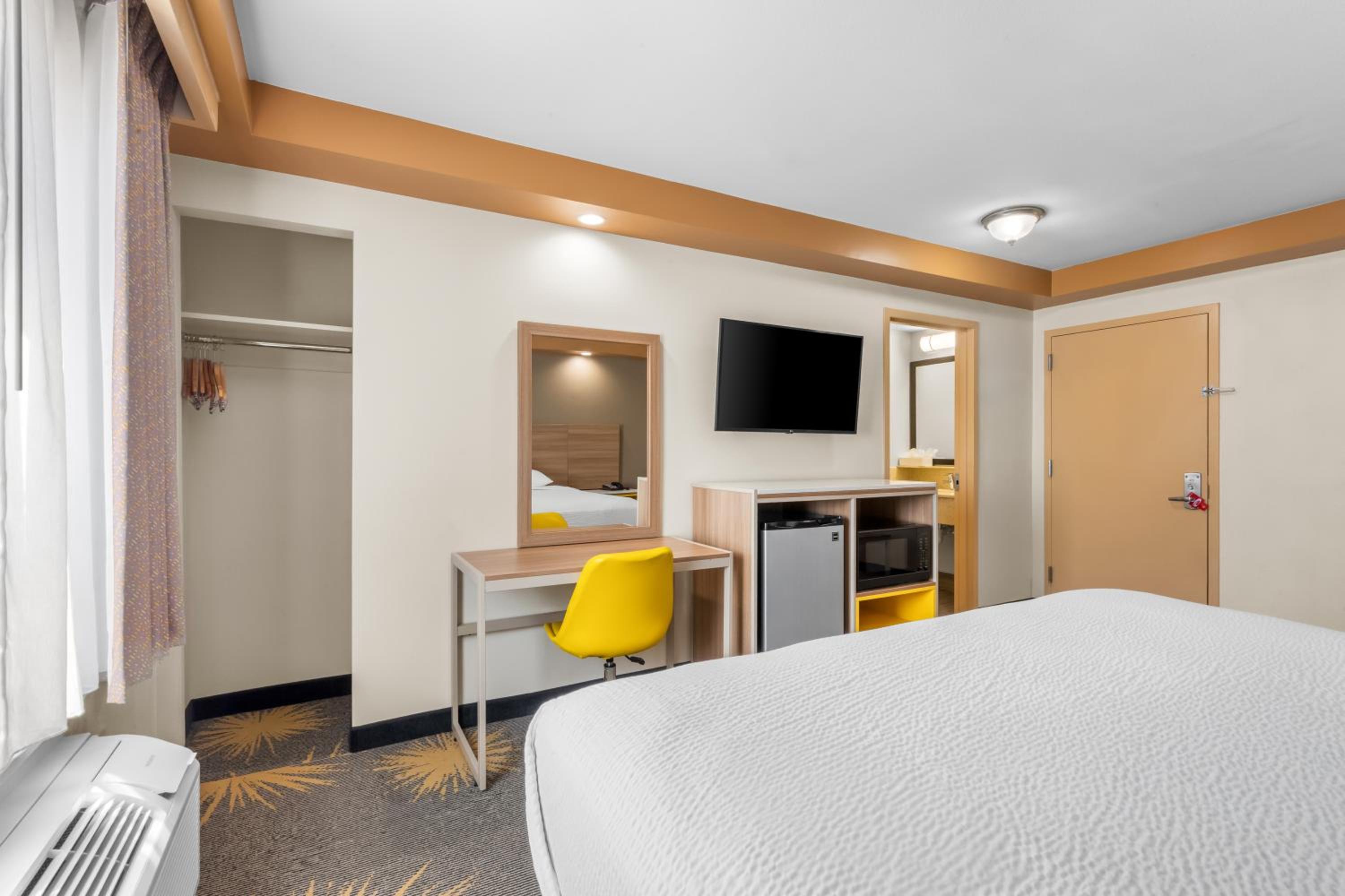 Deluxe King Room - Photo 8