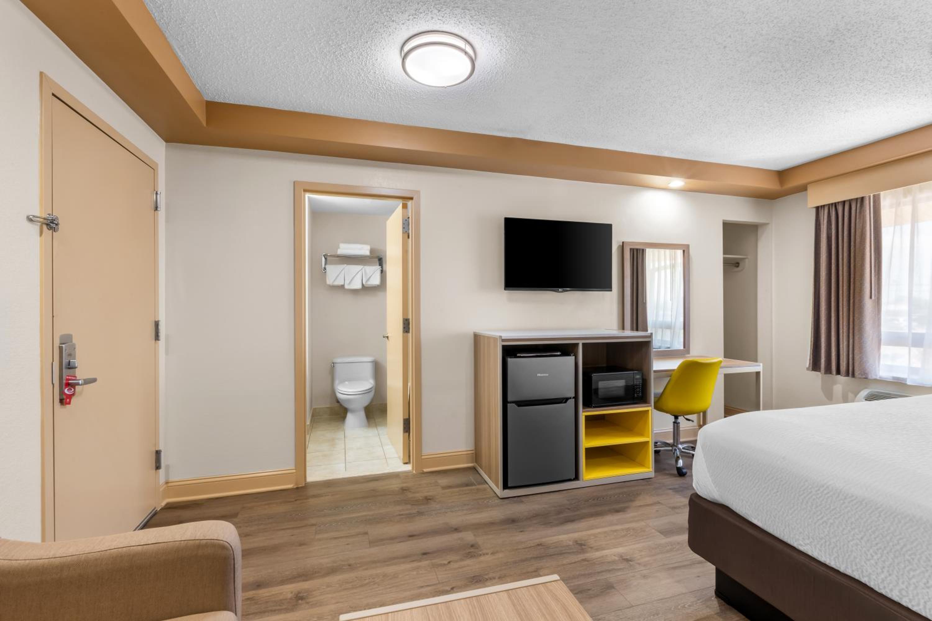 Deluxe King Room - Photo 5