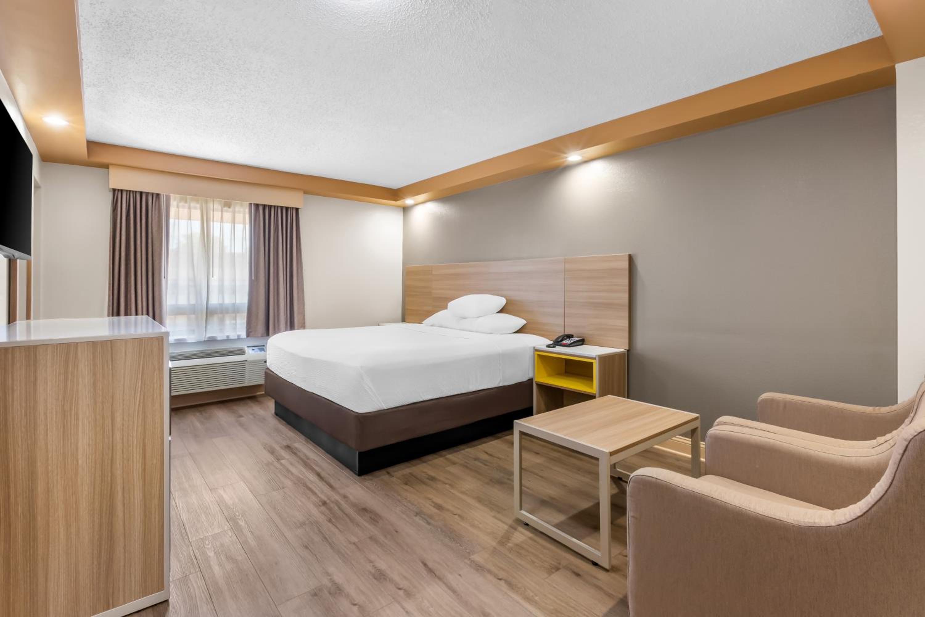 Deluxe King Room - Photo 4