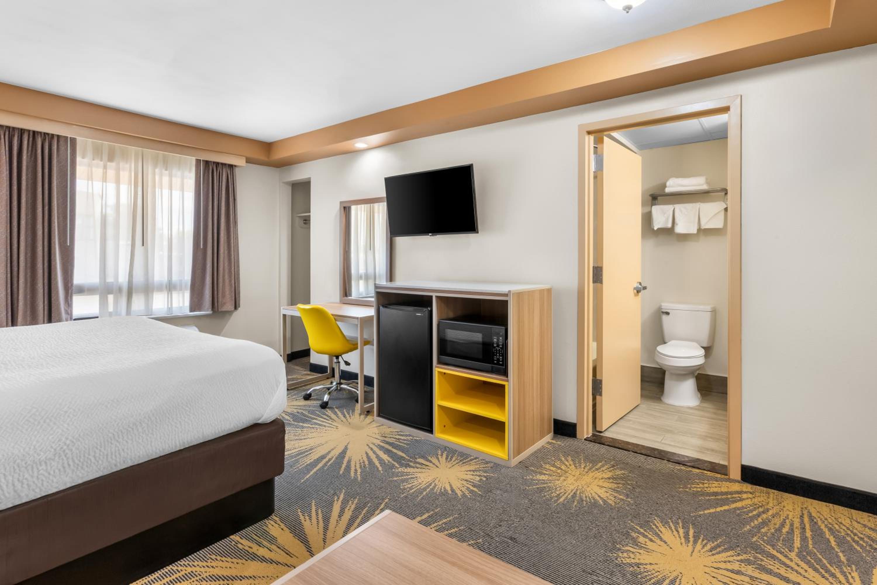 Deluxe King Room - Photo 9