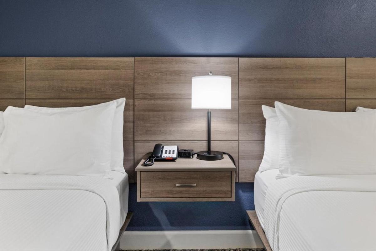 Quadruple Room with Two Queen Beds - Non Smoking - Photo 7