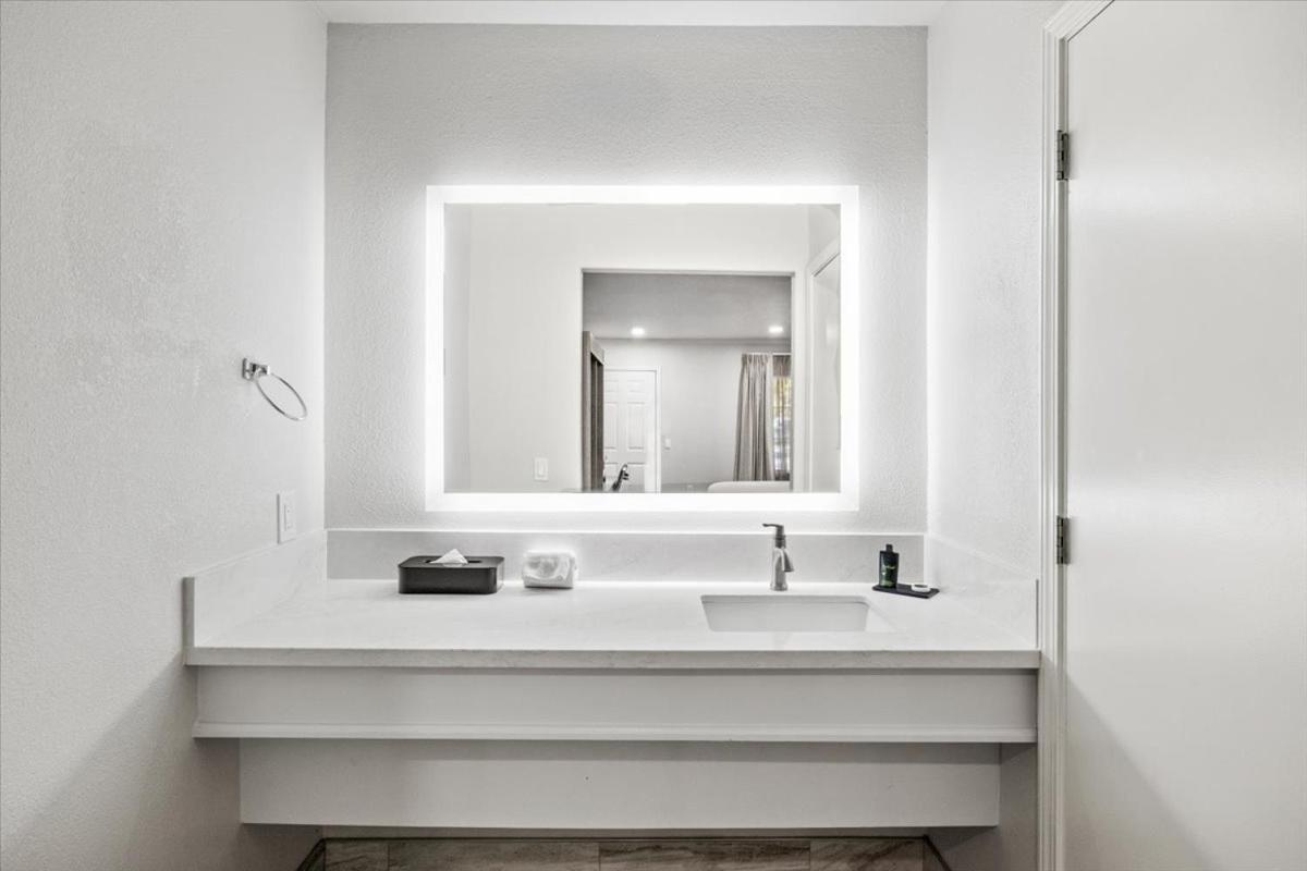 King Suite - Non Smoking/Pet Friendly - Photo 3