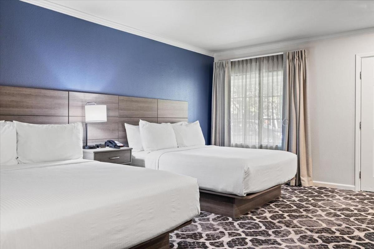 Quadruple Room with Two Queen Beds - Non Smoking - Photo 4