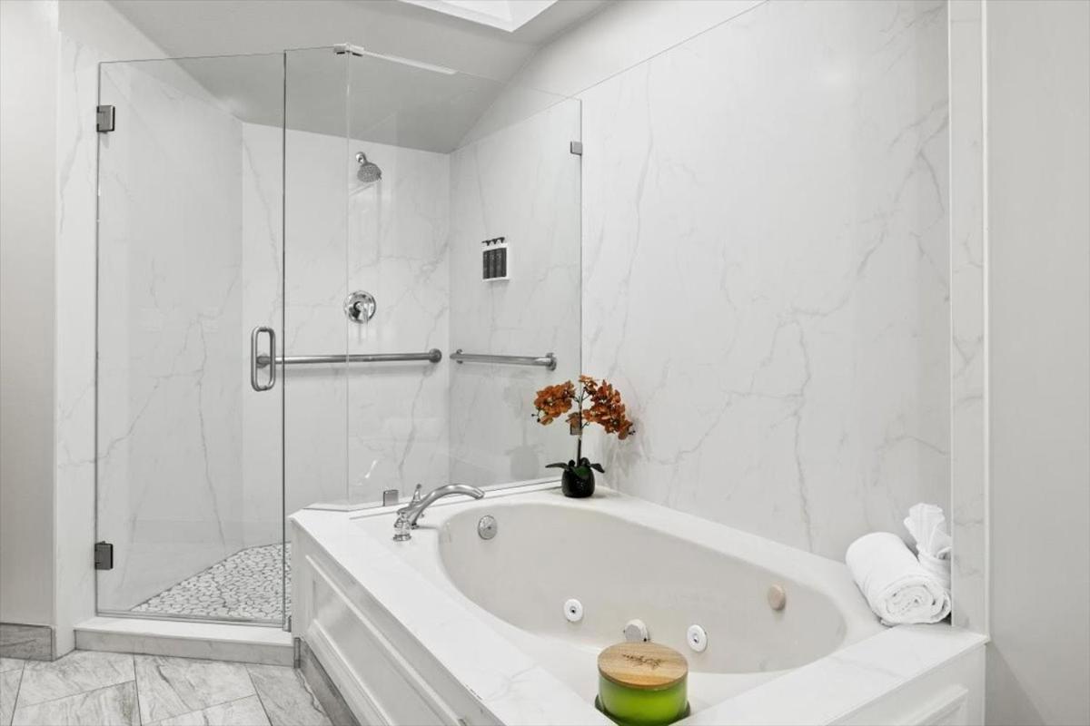 King Suite with Whirlpool - Non-smoking