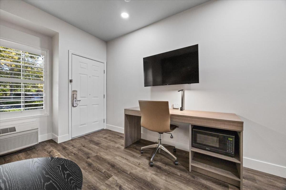 King Suite - Non Smoking/Pet Friendly - Photo 5