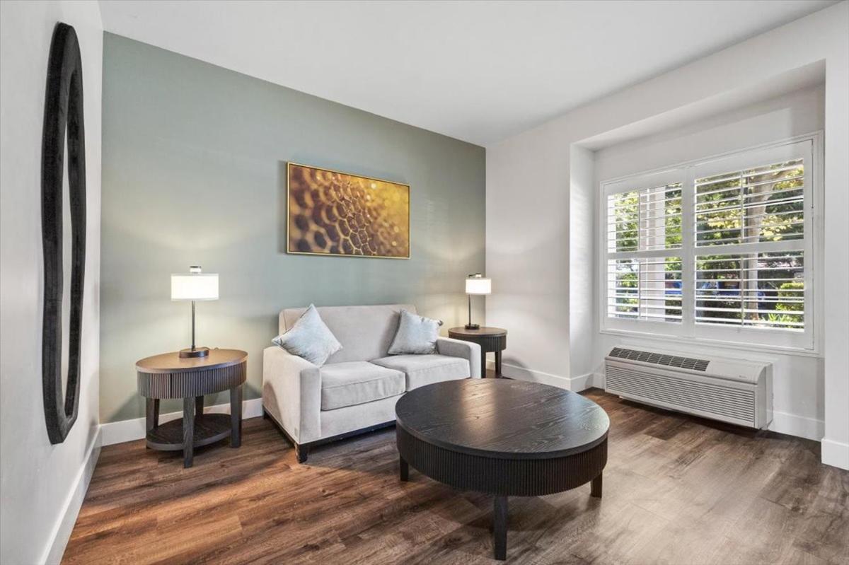 King Suite - Non Smoking/Pet Friendly - Photo 7