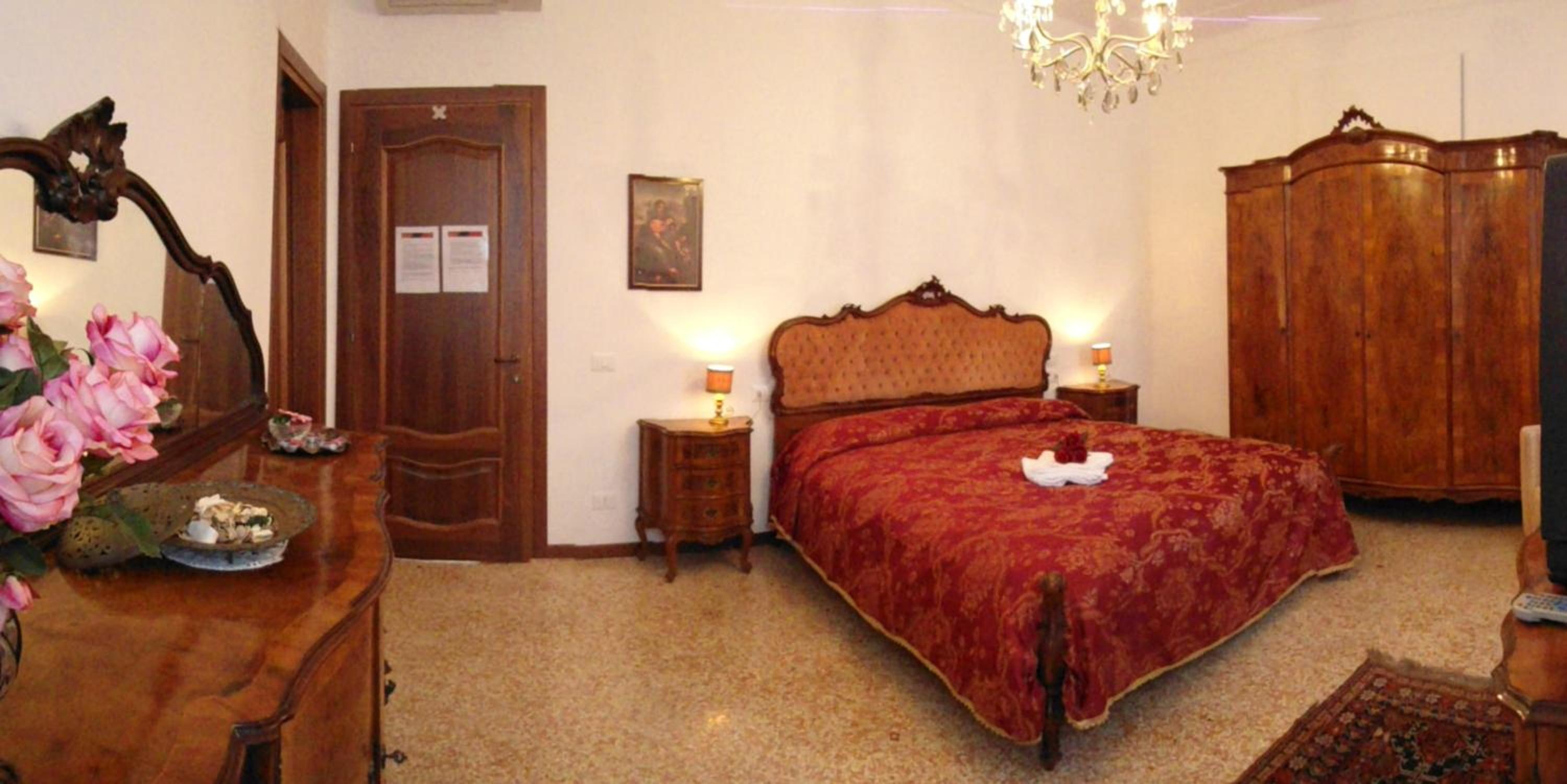 Double Room with Shared Bathroom and Extra Bed (2 Adults + 1 Child) photo 3