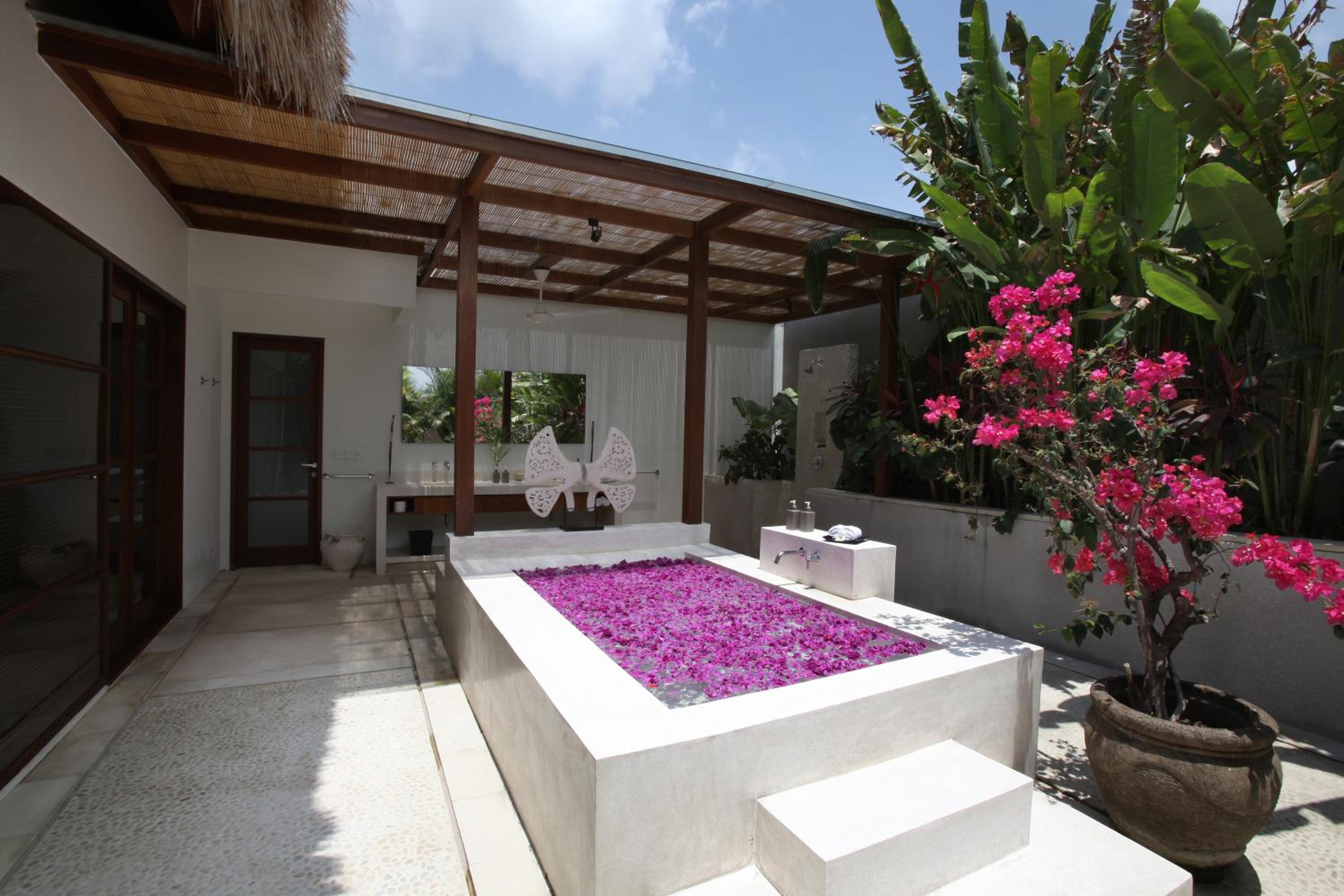 Four-Bedroom Villa with Private Pool and Fully Equipped Kitchenette - Photo 13