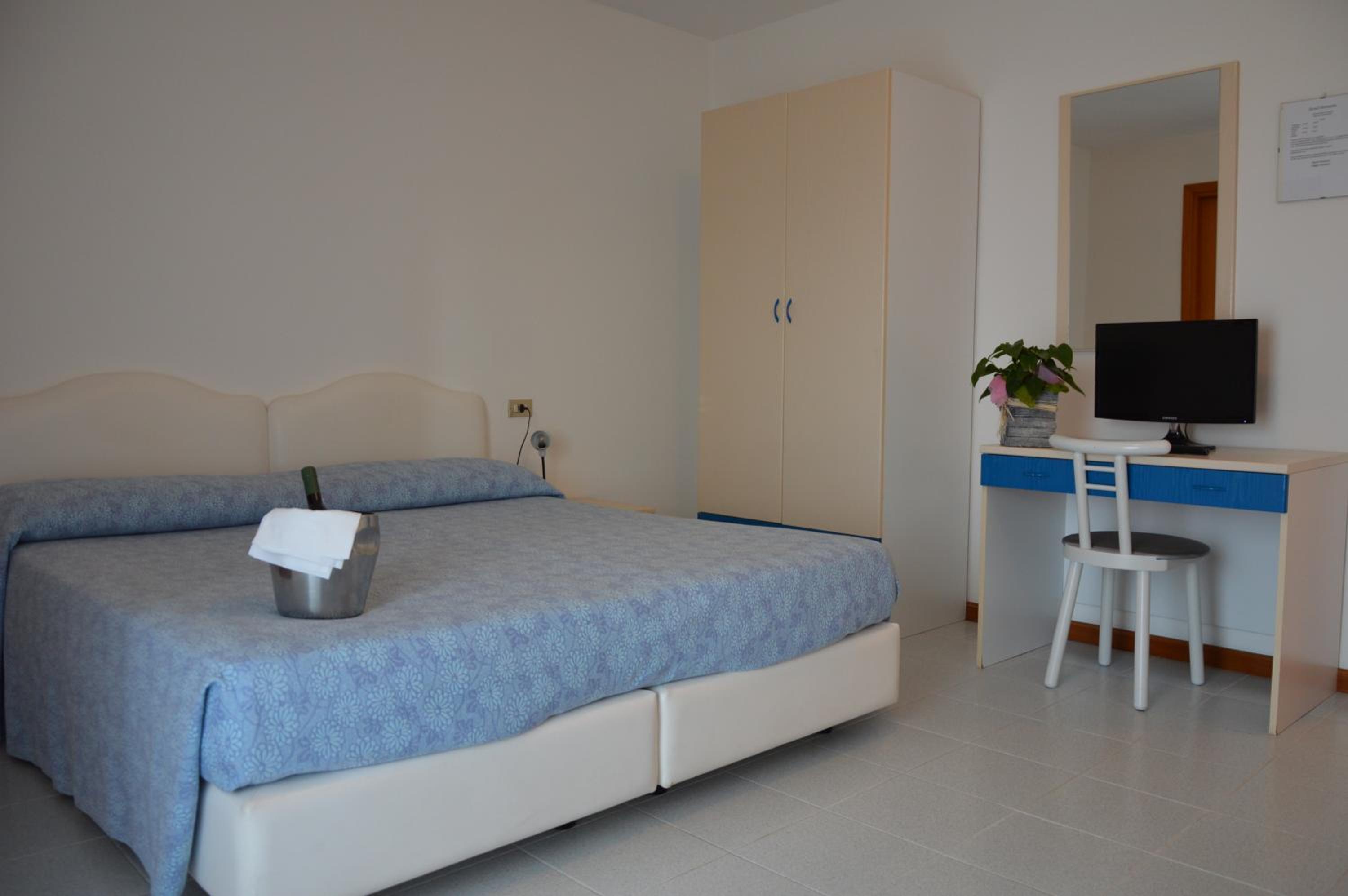 Double or Twin Room with Balcony - Photo 12