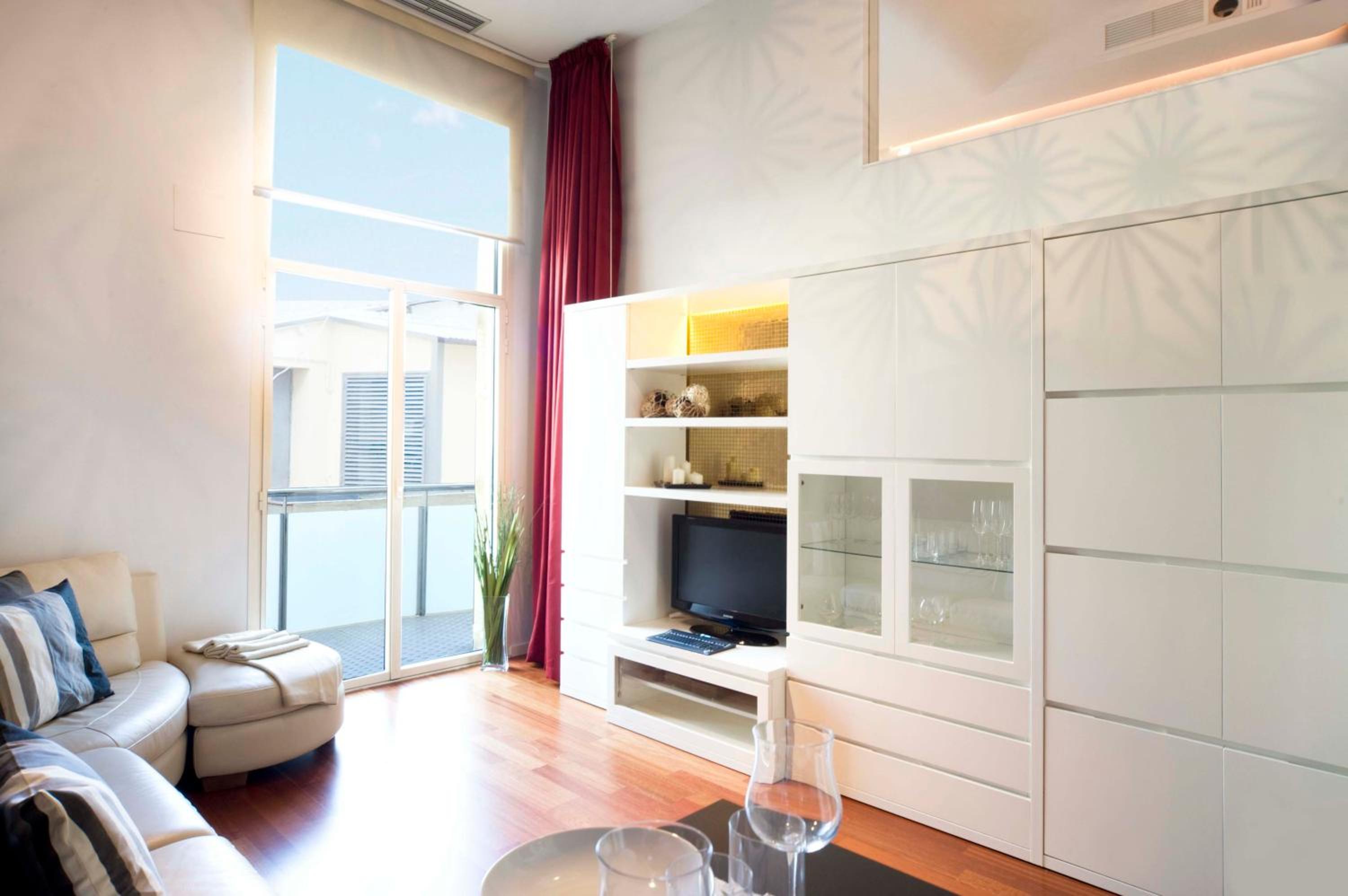 Three-Bedroom Apartment with Balcony photo 3