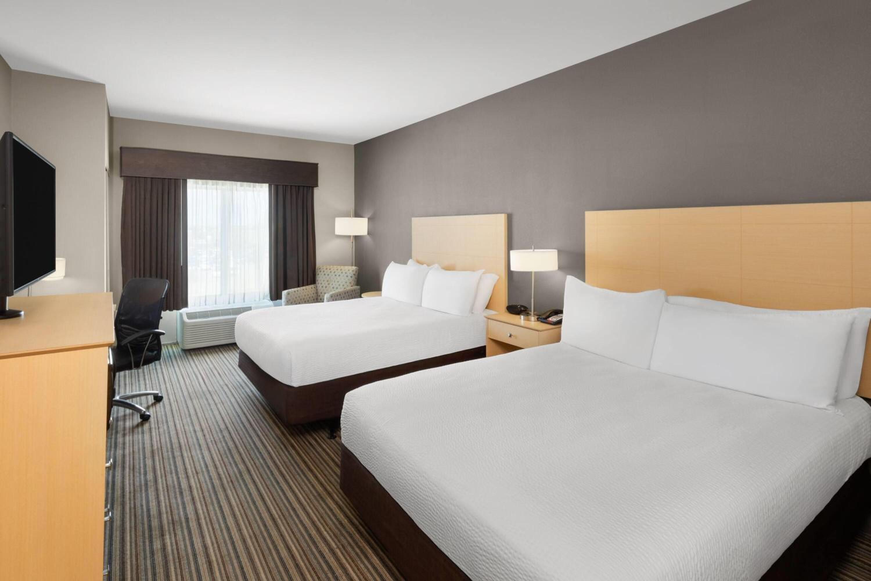 Queen Room with Mobility/Hearing Access and Tub with Grab Bars -  Non-Smoking photo 3