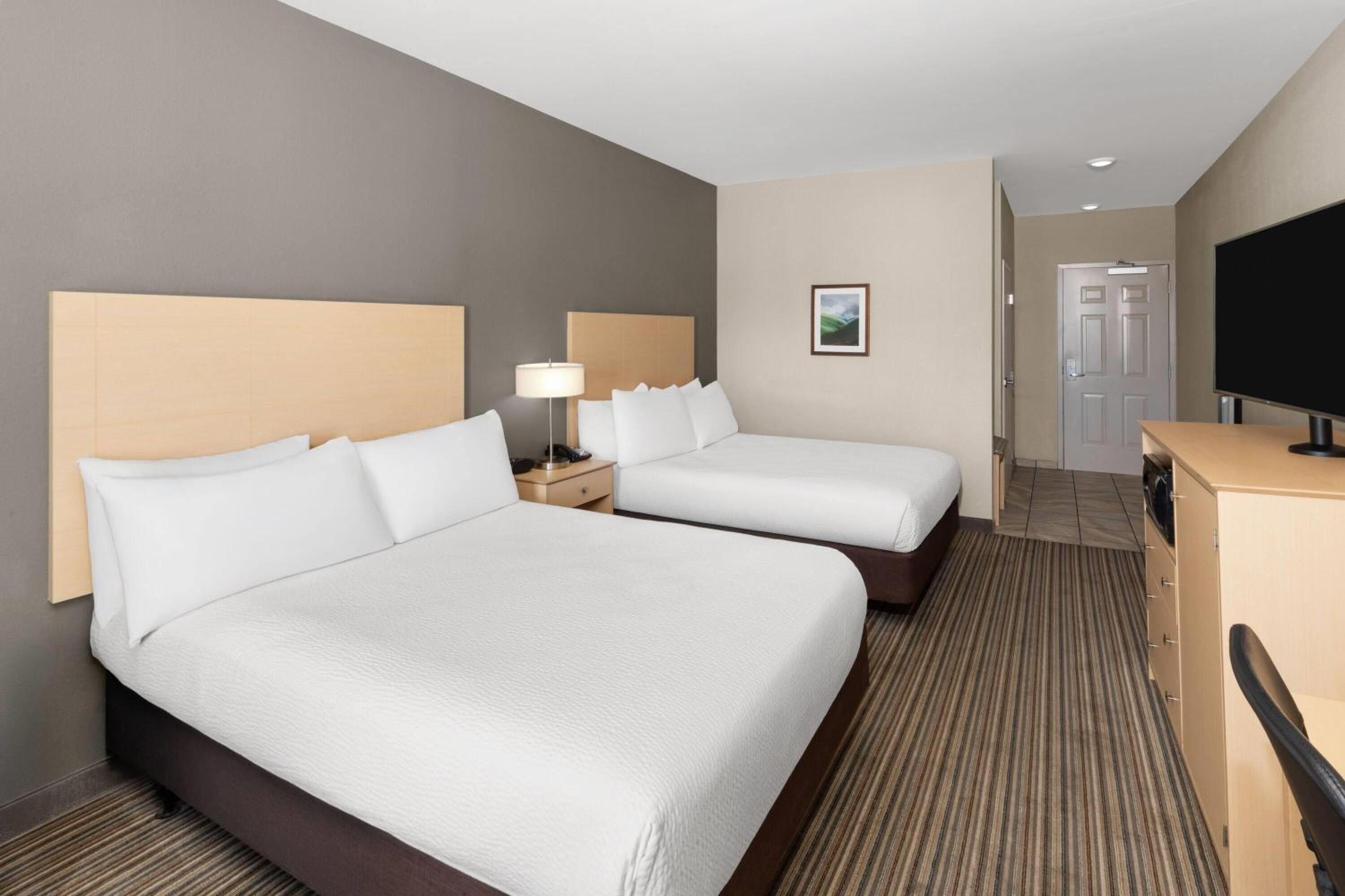 Queen Room with Mobility/Hearing Access and Tub with Grab Bars -  Non-Smoking photo 1