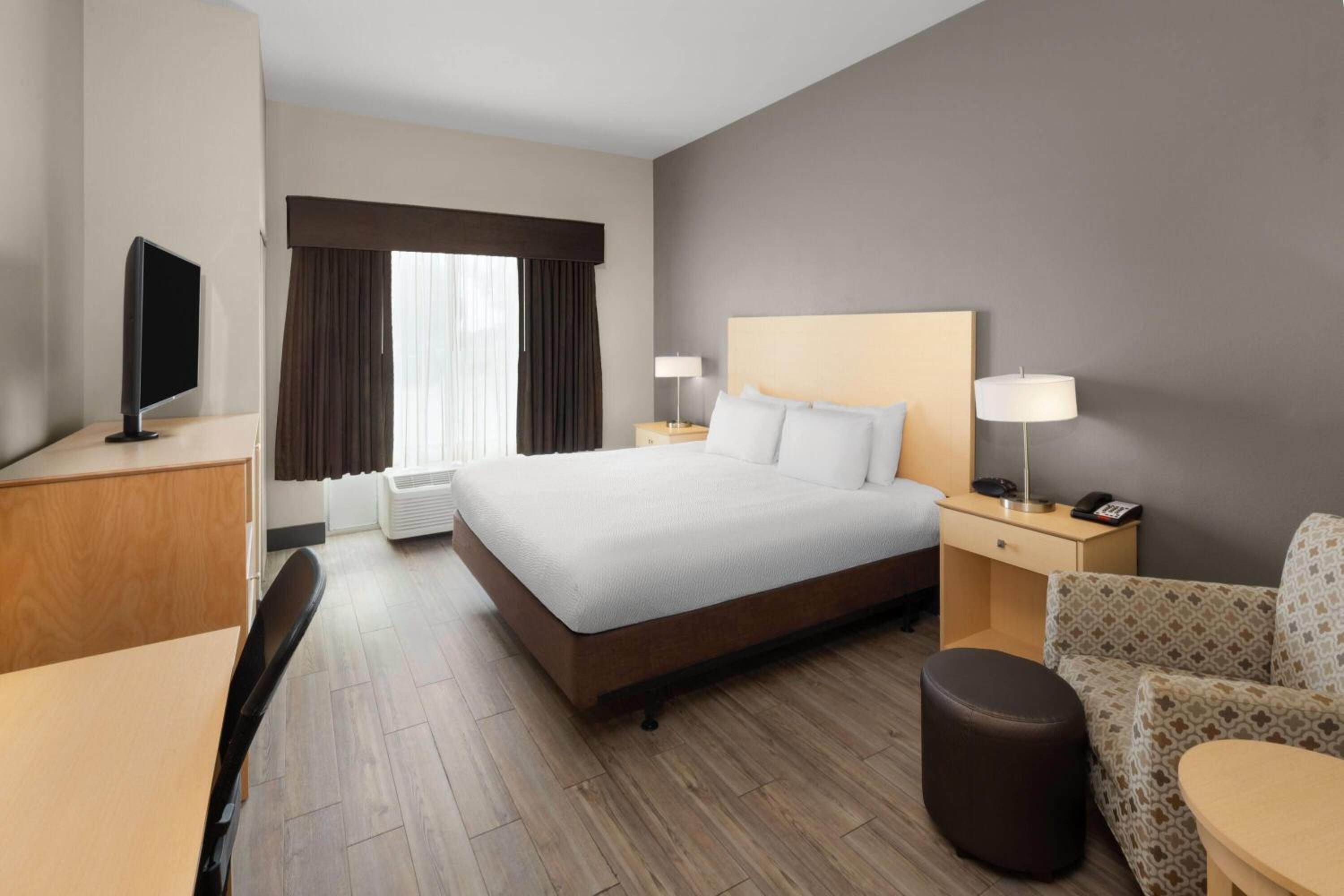 King Room with Mobility/Hearing Access and Roll-In Shower - Non-Smoking