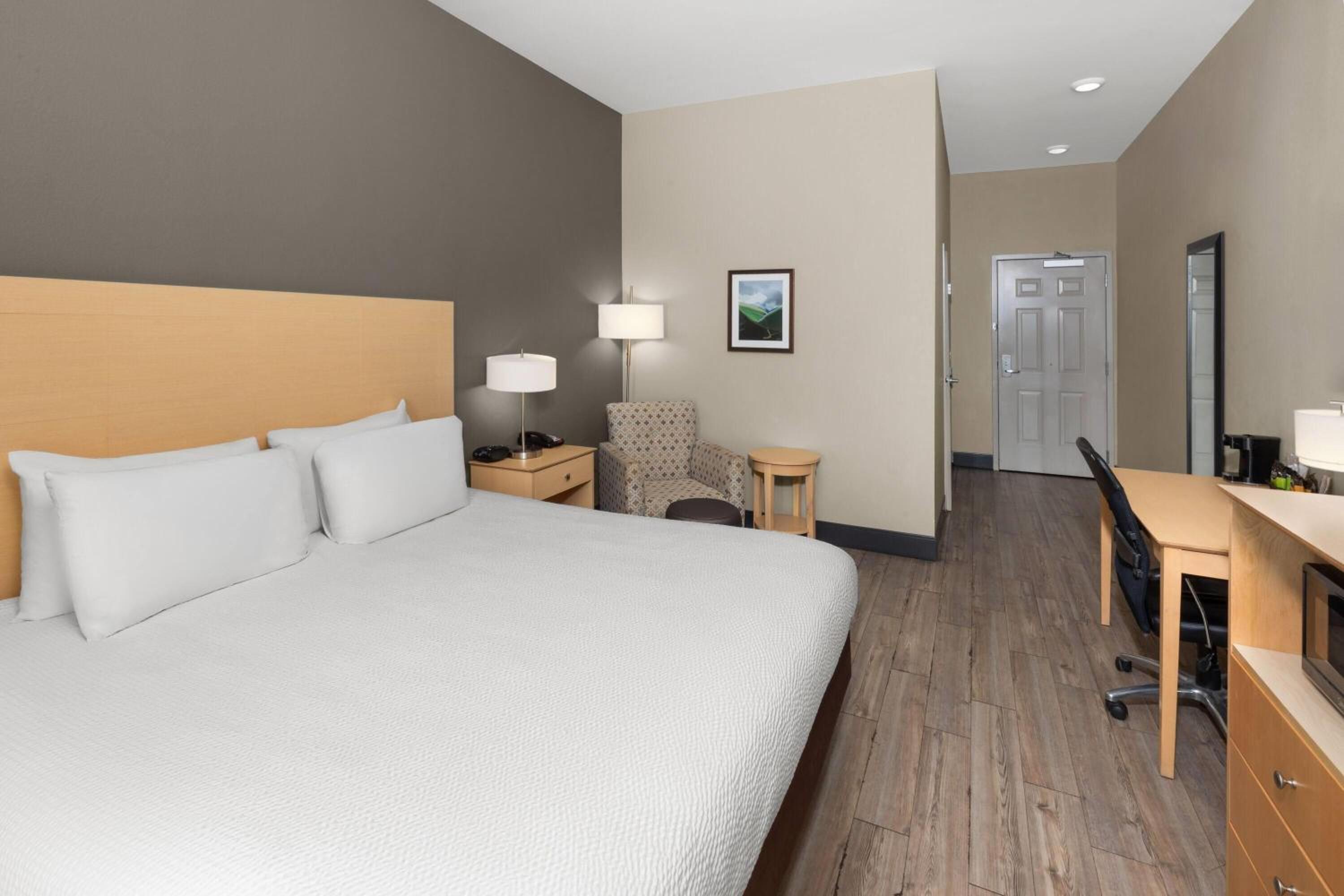 King Room with Mobility/Hearing Access and Roll-In Shower - Non-Smoking photo 2