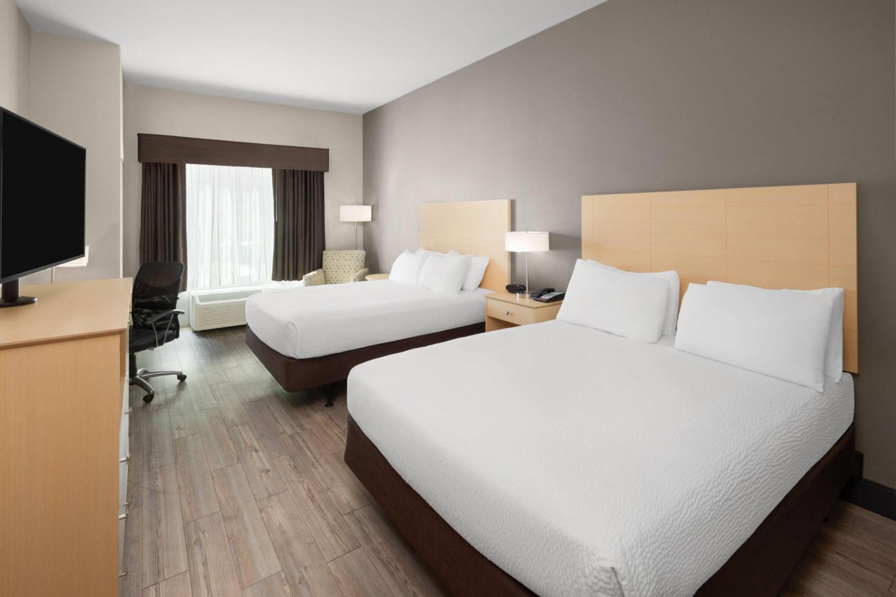 Queen Room with Mobility/Hearing Access and Roll-In Shower - Non-Smoking photo 2